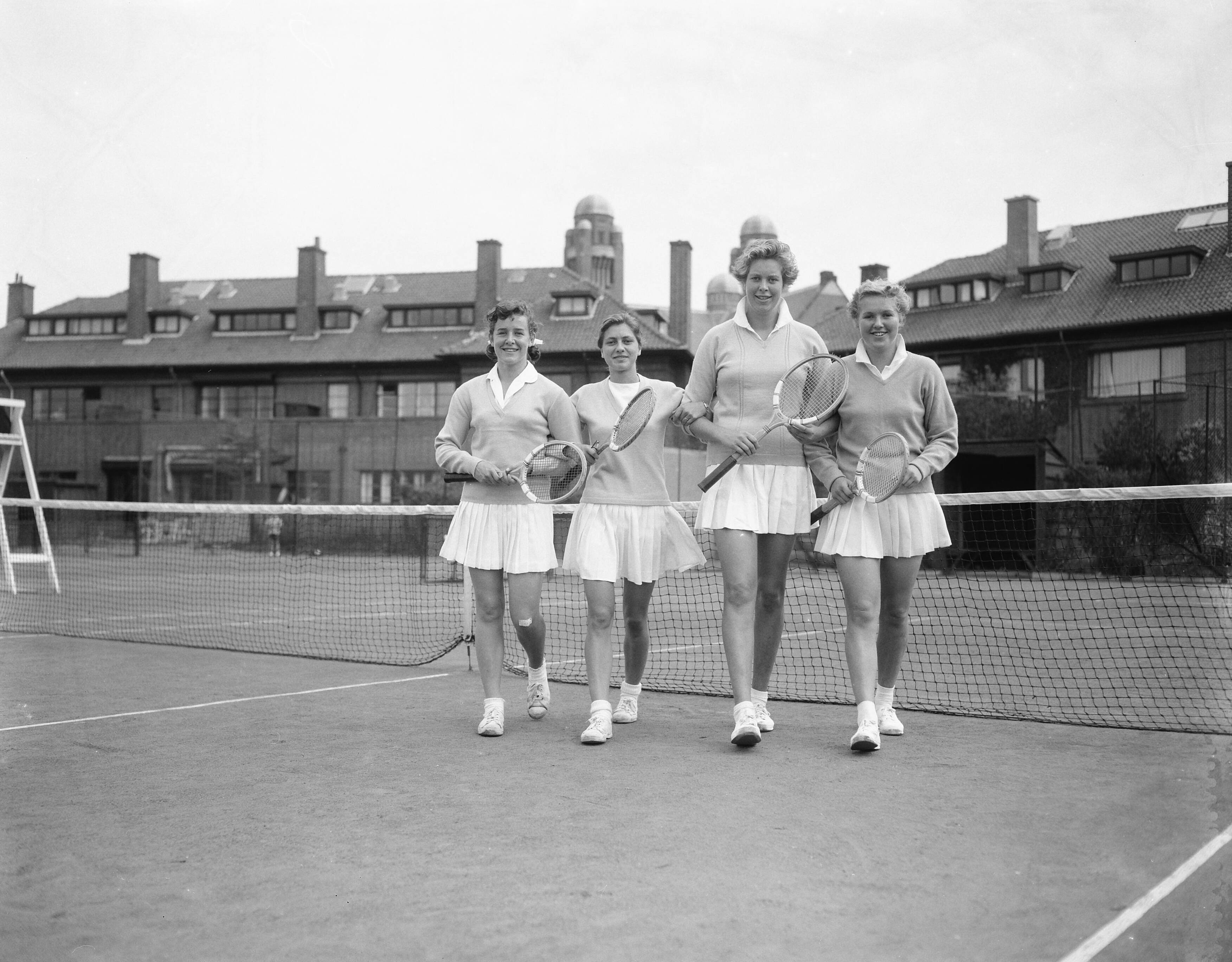 Fotocollectie Anefo — Nederlandse tenniskampioenschappen op de METS-banen te Scheveningen. Vlnr. Netty Dingler, Rietje Tervoort, Fredy Marinkelle en Joyce Marinkelle — Foto: Bilsen, Joop van / Anefo. Licentie: Set B: Rechtenvrij / Publiek Domein. Bron: Nationaal Archief. http://hdl.handle.net/10648/a9674e16-d0b4-102d-bcf8-003048976d84