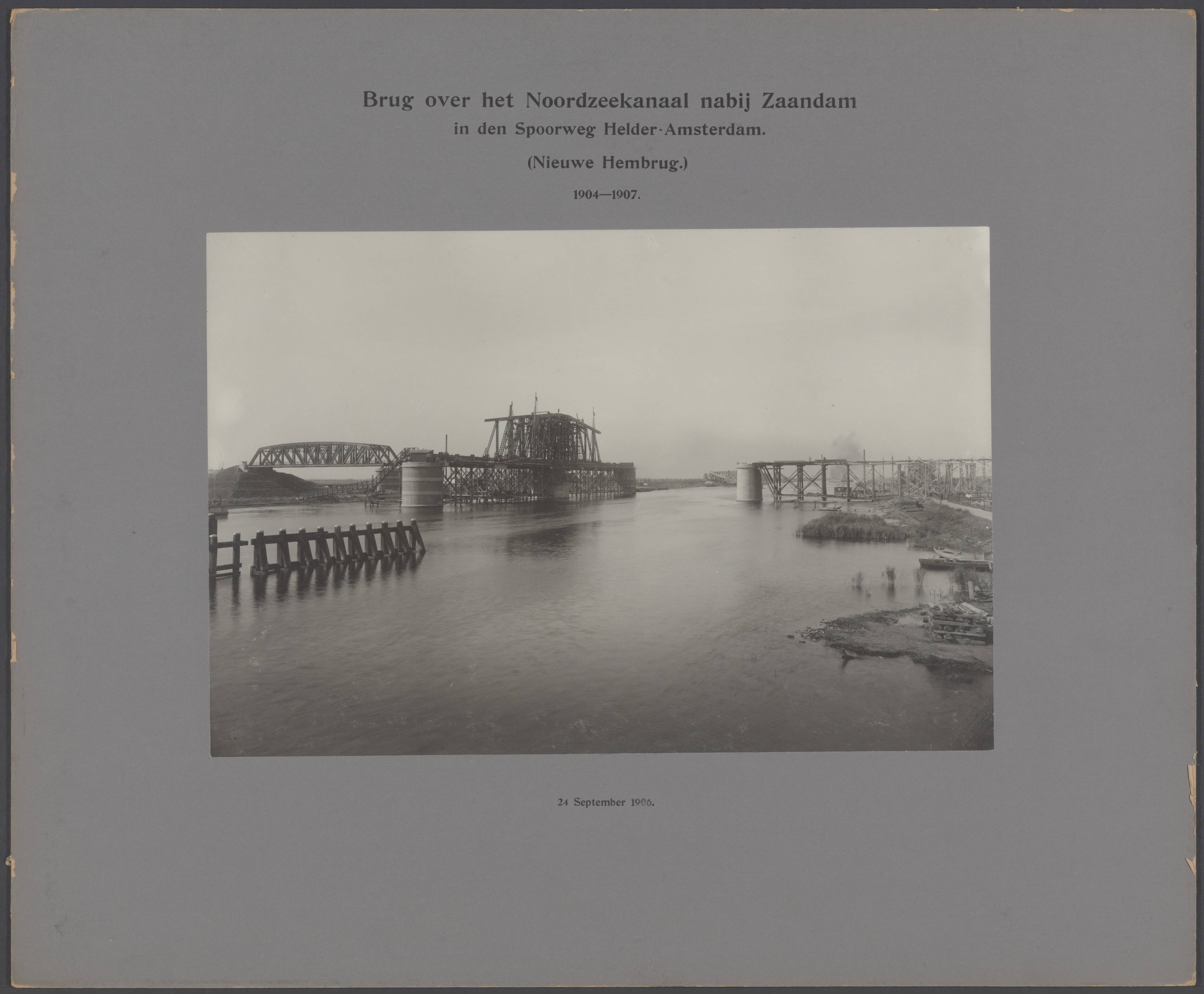 Noordzeekanaal — Draaibrug in aanbouw over het Noordzeekanaal bij Zaandam in de spoorweg Den Helder-Amsterdam (Nieuwe Hembrug) — Foto: Lammers, Hugo. Licentie: Set B: Rechtenvrij / Publiek Domein. Bron: Nationaal Archief. http://hdl.handle.net/10648/af0b093e-d0b4-102d-bcf8-003048976d84