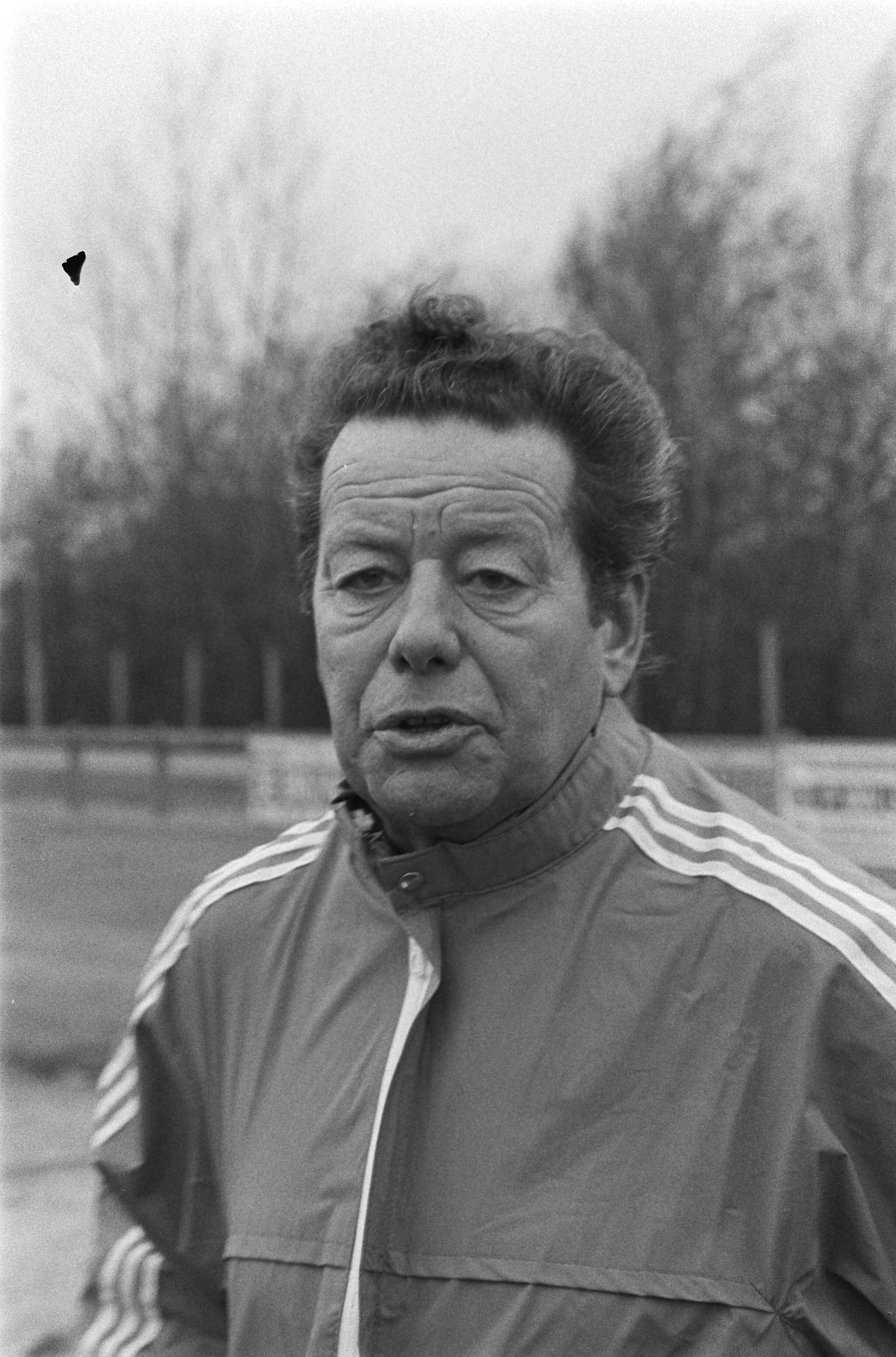 Fotocollectie Anefo — Training Belgisch nationale voetbalelftal in Mechelen voor de wedstrijd woensdag tegen Nederland (voorronde WK) Belgische bondscoach Guy Thijs — Foto: Dijk, Hans van / Anefo. Licentie: Set B: Rechtenvrij / Publiek Domein. Bron: Nationaal Archief. http://hdl.handle.net/10648/acedd1cc-d0b4-102d-bcf8-003048976d84