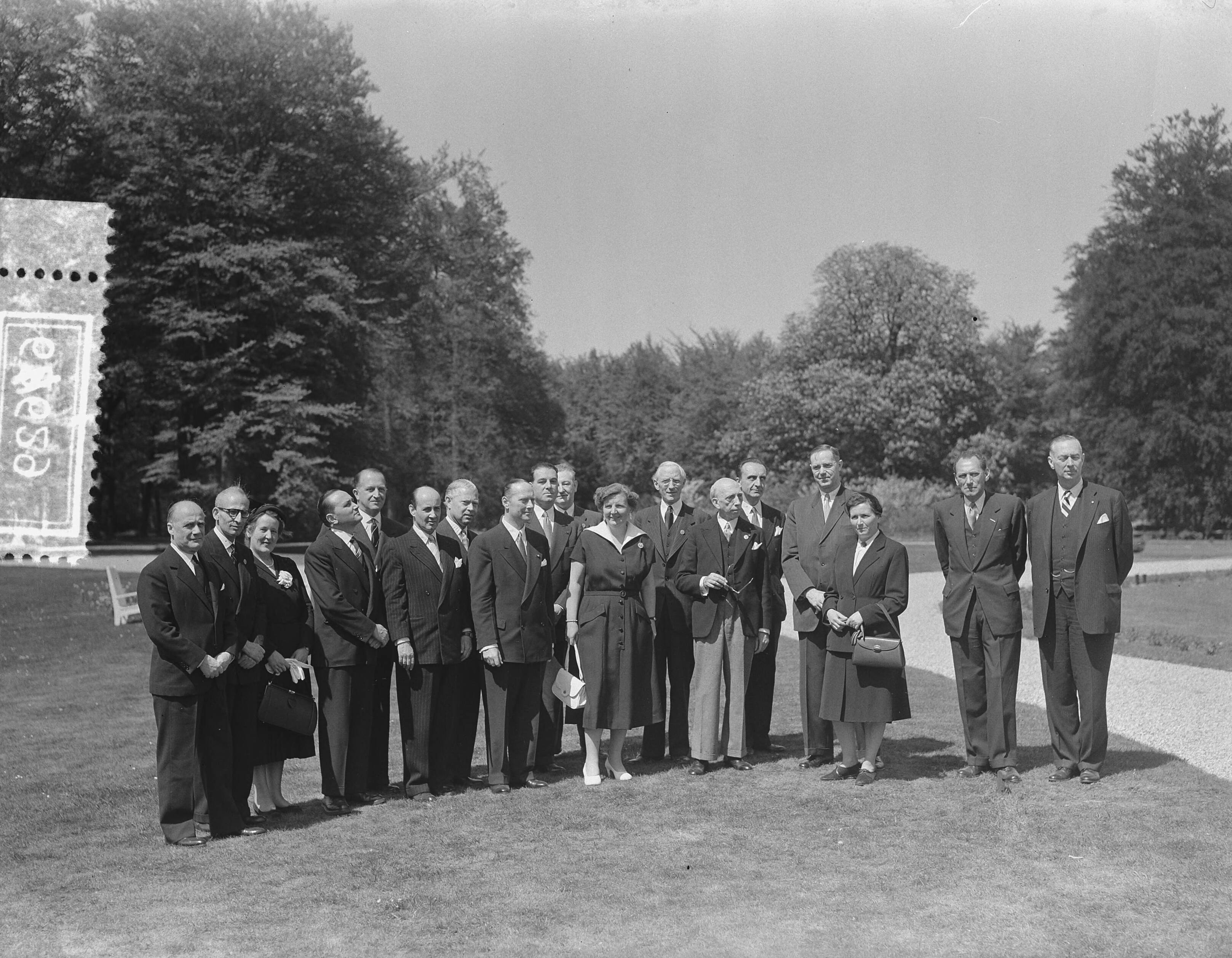 Fotocollectie Anefo — Koningin Juliana ontvangt een delegatie van de Unesco conferentie op paleis Soestdijk — Foto: Bilsen, Joop van / Anefo. Licentie: Set B: Rechtenvrij / Publiek Domein. Bron: Nationaal Archief. http://hdl.handle.net/10648/a921e010-d0b4-102d-bcf8-003048976d84