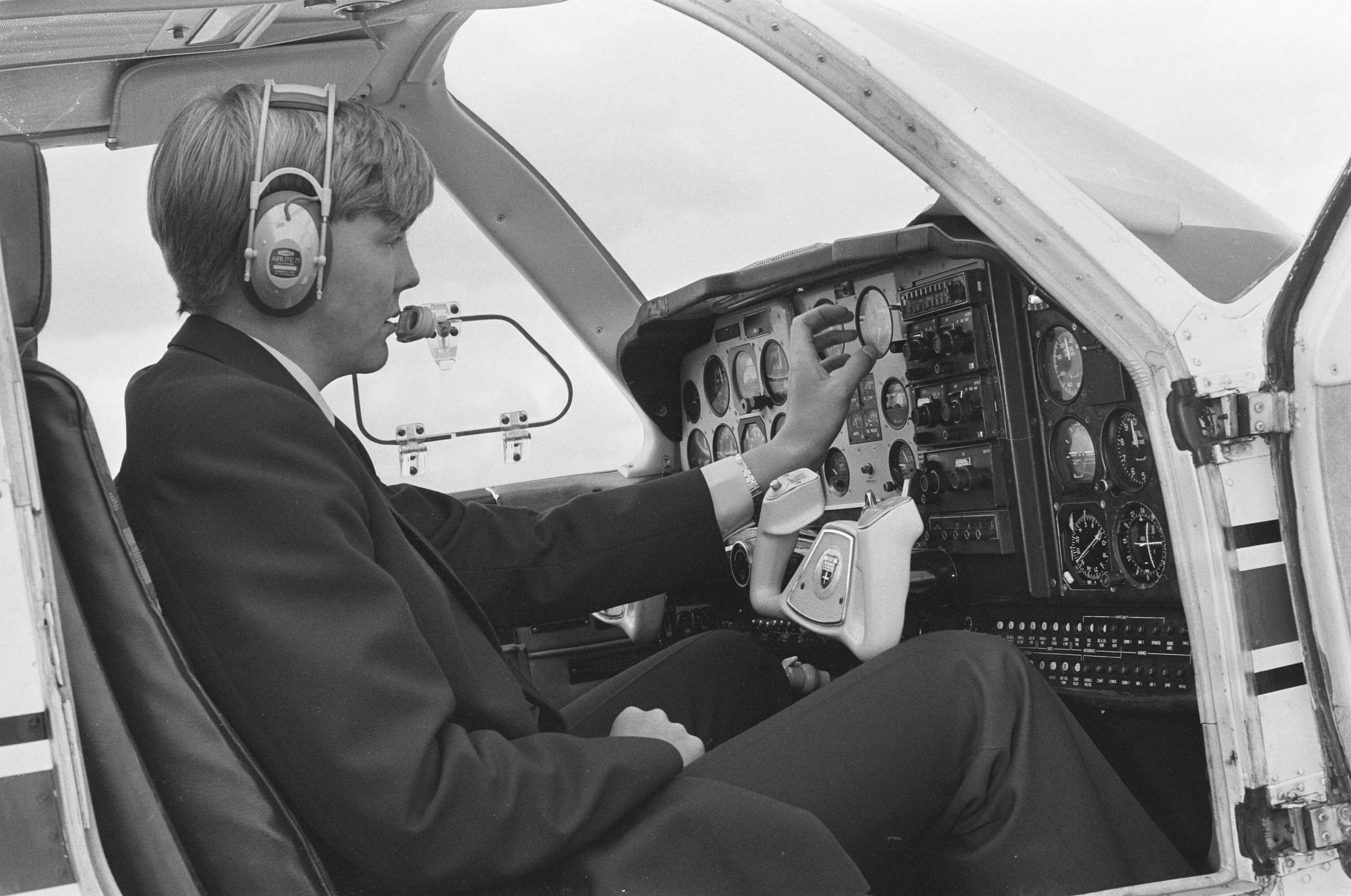 Fotocollectie Anefo — Prins Willem Alexander in cockpit Beeckcraft Bonanza die hij vloog op eerste praktijkles aan Rijksluchtvaartschool in Eelde — Foto: Croes, Rob C. / Anefo. Licentie: Set B: Rechtenvrij / Publiek Domein. Bron: Nationaal Archief. http://hdl.handle.net/10648/ad5e19c8-d0b4-102d-bcf8-003048976d84