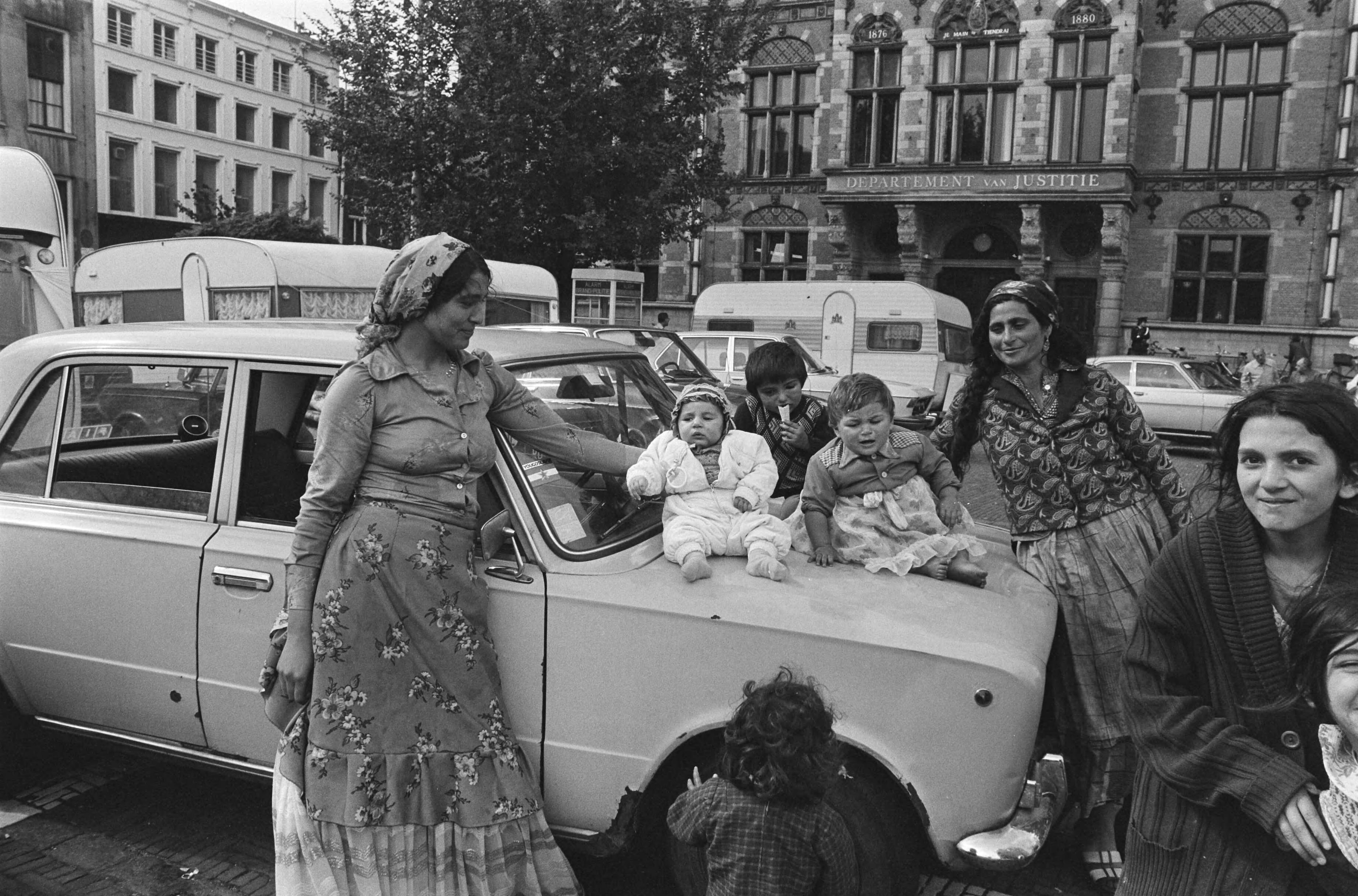 Fotocollectie Anefo — Groep zigeuners van Koning Petalo in Den Haag uit protest tegen behandeling zigeuners; vrouwen met kinderen — Foto: Bogaerts, Rob / Anefo. Licentie: Set B: Rechtenvrij / Publiek Domein. Bron: Nationaal Archief. http://hdl.handle.net/10648/aca19a5a-d0b4-102d-bcf8-003048976d84