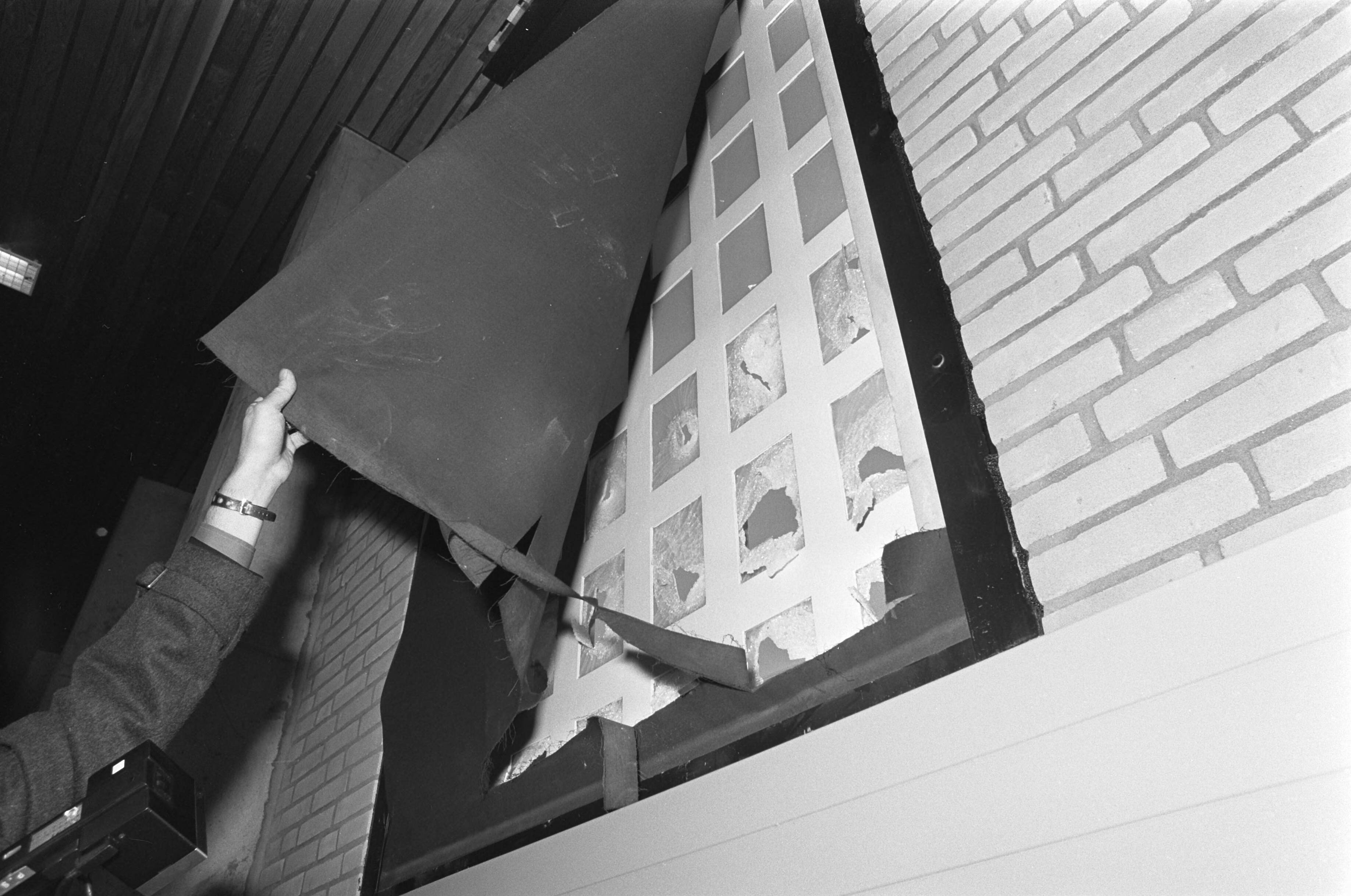Fotocollectie Anefo — Gijzeling in Scheveningen afgelopen; de door de mariniers kapot geslagen ramen in het kerkzaaltje — Foto: Mieremet, Rob / Anefo. Licentie: Set B: Rechtenvrij / Publiek Domein. Bron: Nationaal Archief. http://hdl.handle.net/10648/ac5943fe-d0b4-102d-bcf8-003048976d84