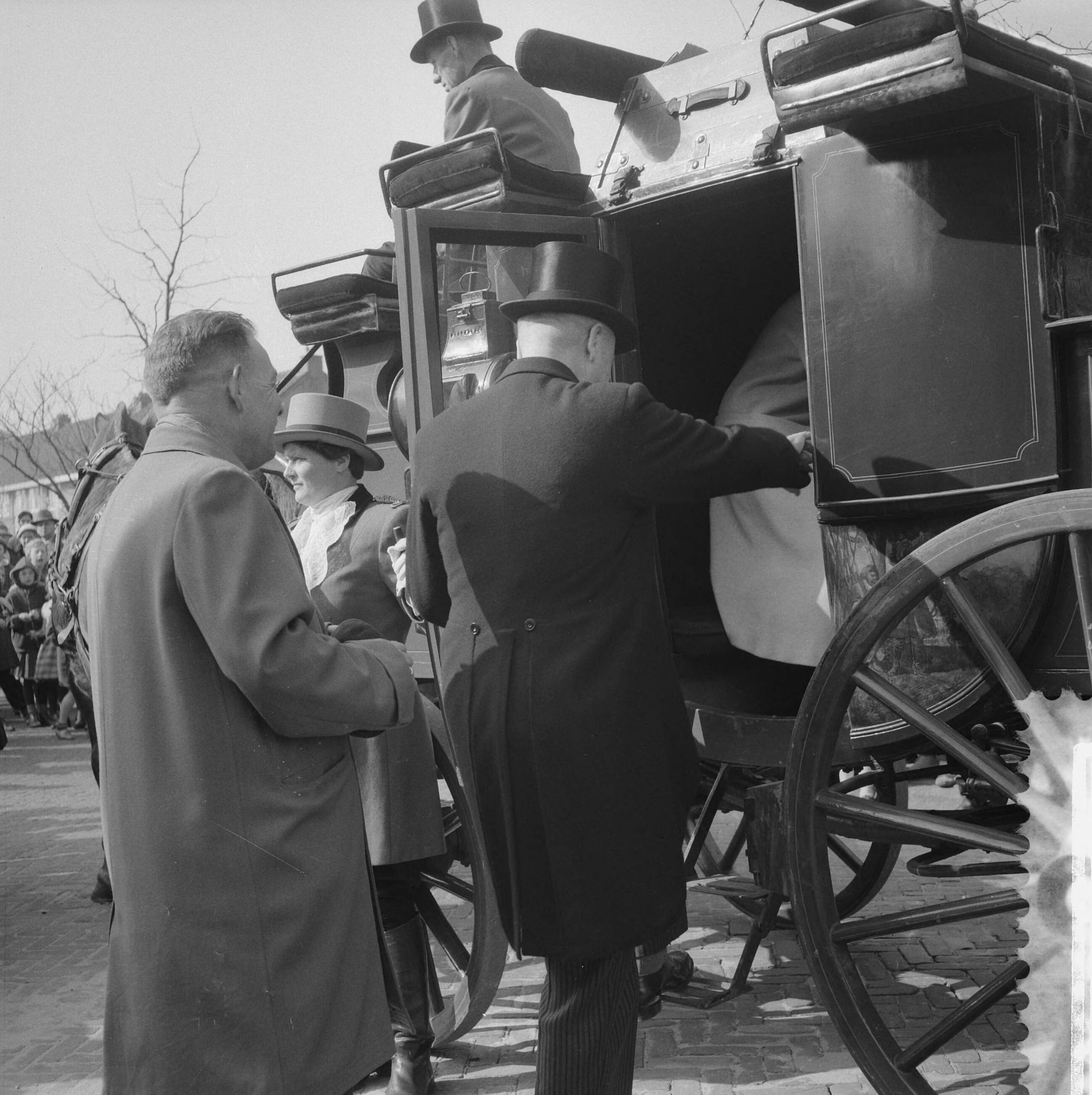 Fotocollectie Anefo — Burgemeester A.H. van Gelderen van Zaandijk viert 25-jarig jubileum — Foto: Lindeboom, Henk / Anefo. Licentie: Set B: Rechtenvrij / Publiek Domein. Bron: Nationaal Archief. http://hdl.handle.net/10648/a9aa7c40-d0b4-102d-bcf8-003048976d84