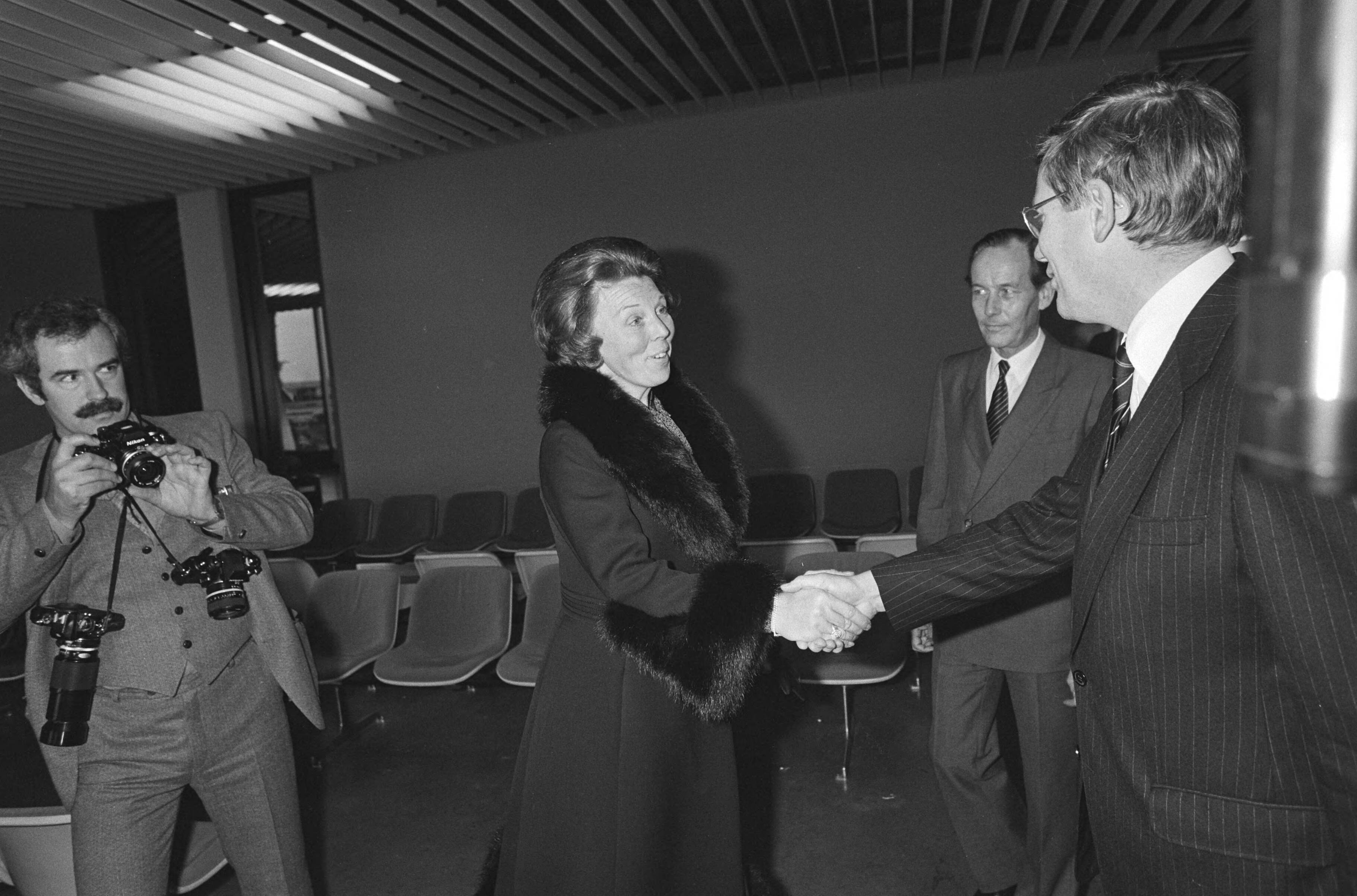 Fotocollectie Anefo — Koningin Beatrix en Prins Claus vertrokken vanaf Schiphol naar Nederlandse Antillen voor werkbezoek, Koningin neemt afscheid — Foto: Dijk, Hans van / Anefo. Licentie: Set B: Rechtenvrij / Publiek Domein. Bron: Nationaal Archief. http://hdl.handle.net/10648/acec0e28-d0b4-102d-bcf8-003048976d84