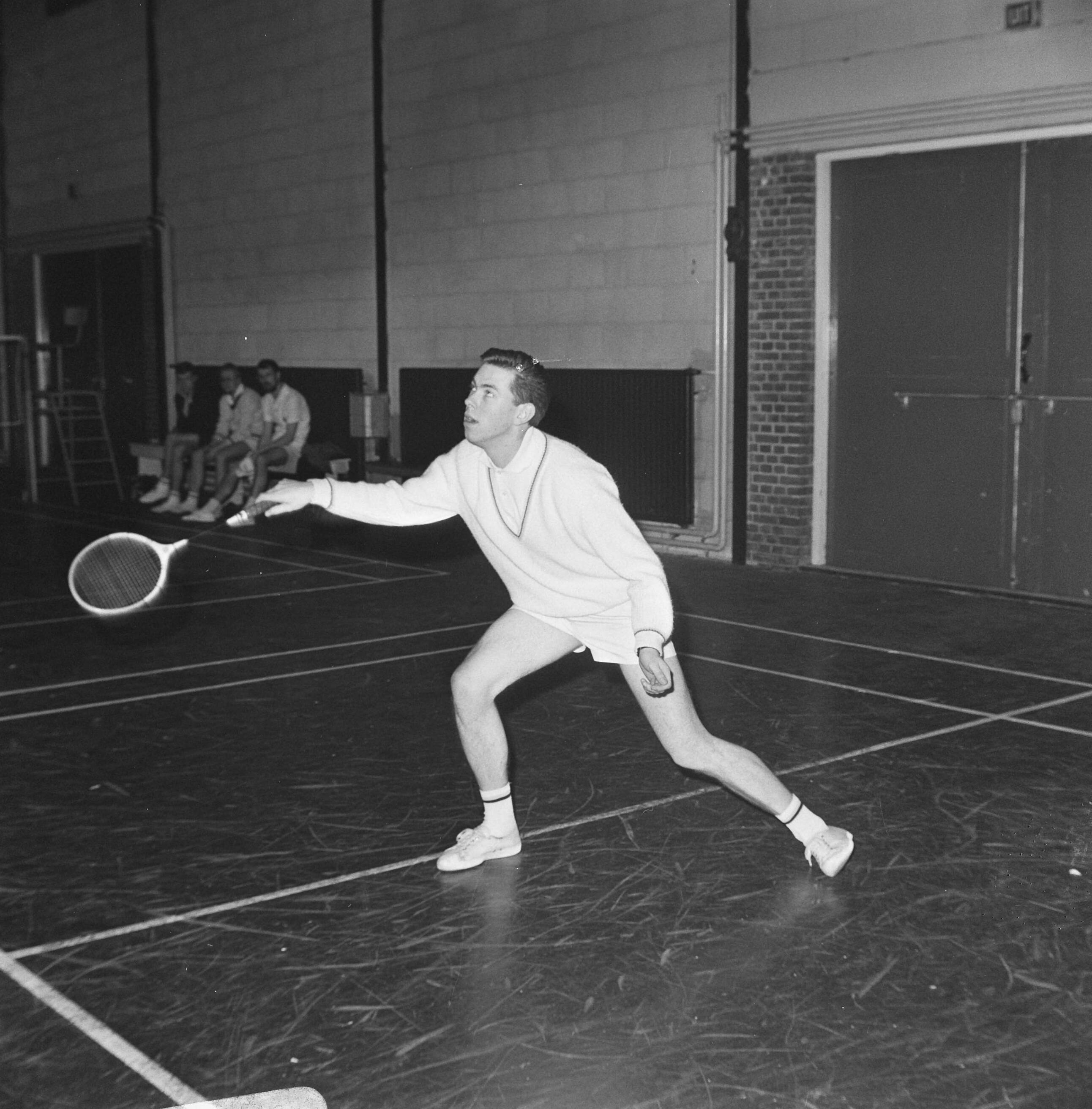 Fotocollectie Anefo — Badmintontoernooi te Haarlem, Huub van Ginneken in aktir — Foto: Koch, Eric / Anefo. Licentie: Set B: Rechtenvrij / Publiek Domein. Bron: Nationaal Archief. http://hdl.handle.net/10648/ab0c5fc2-d0b4-102d-bcf8-003048976d84