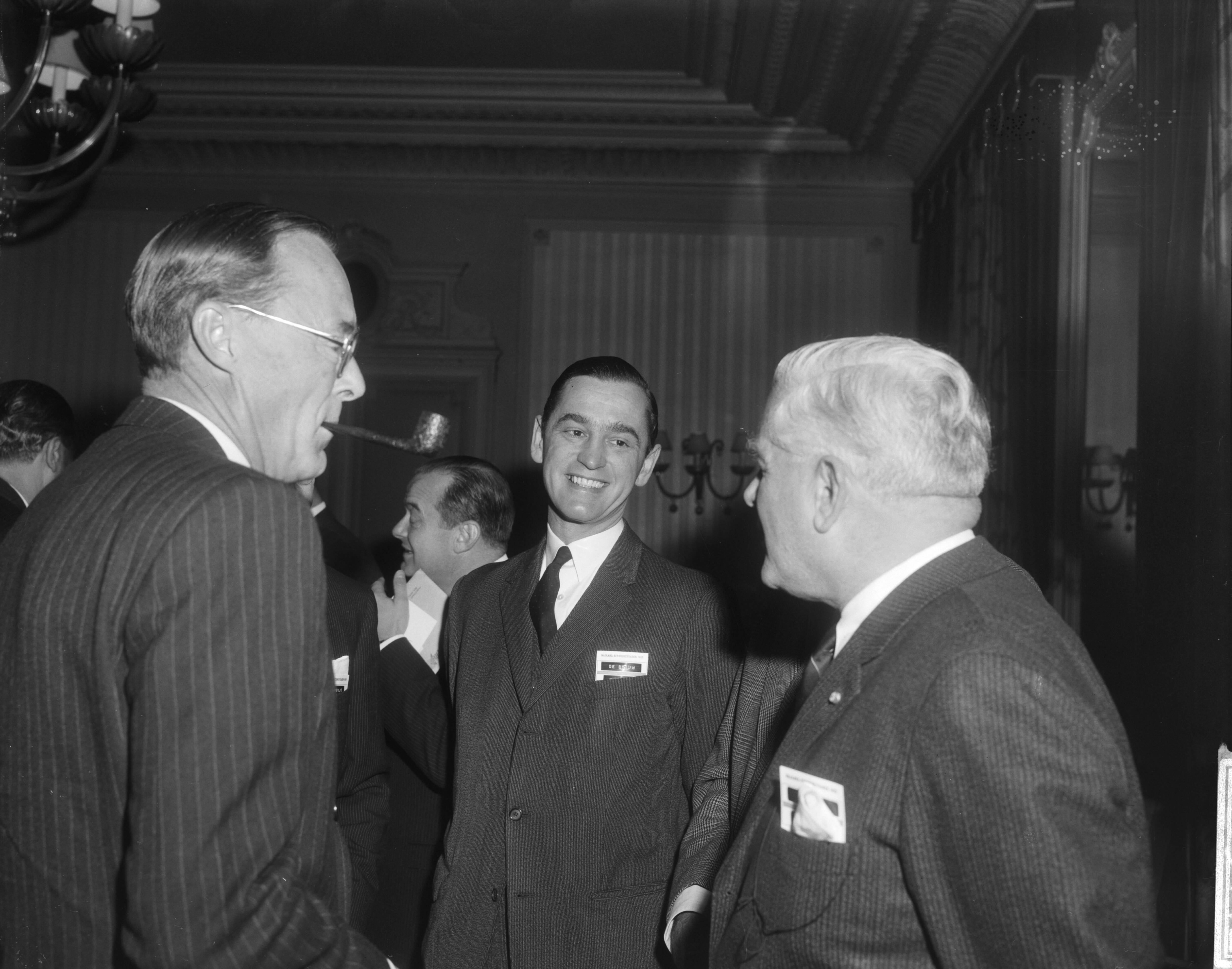 Fotocollectie Anefo — Viering van het veertigjarig bestaan van het NIVE, de Nederlandse Vereniging voor Managers, in het Kurhaus in Scheveningen, in aanwezigheid van prins Bernhard (r.) — Foto: Bilsen, Joop van / Anefo. Licentie: Set B: Rechtenvrij / Publiek Domein. Bron: Nationaal Archief. http://hdl.handle.net/10648/aad05e78-d0b4-102d-bcf8-003048976d84