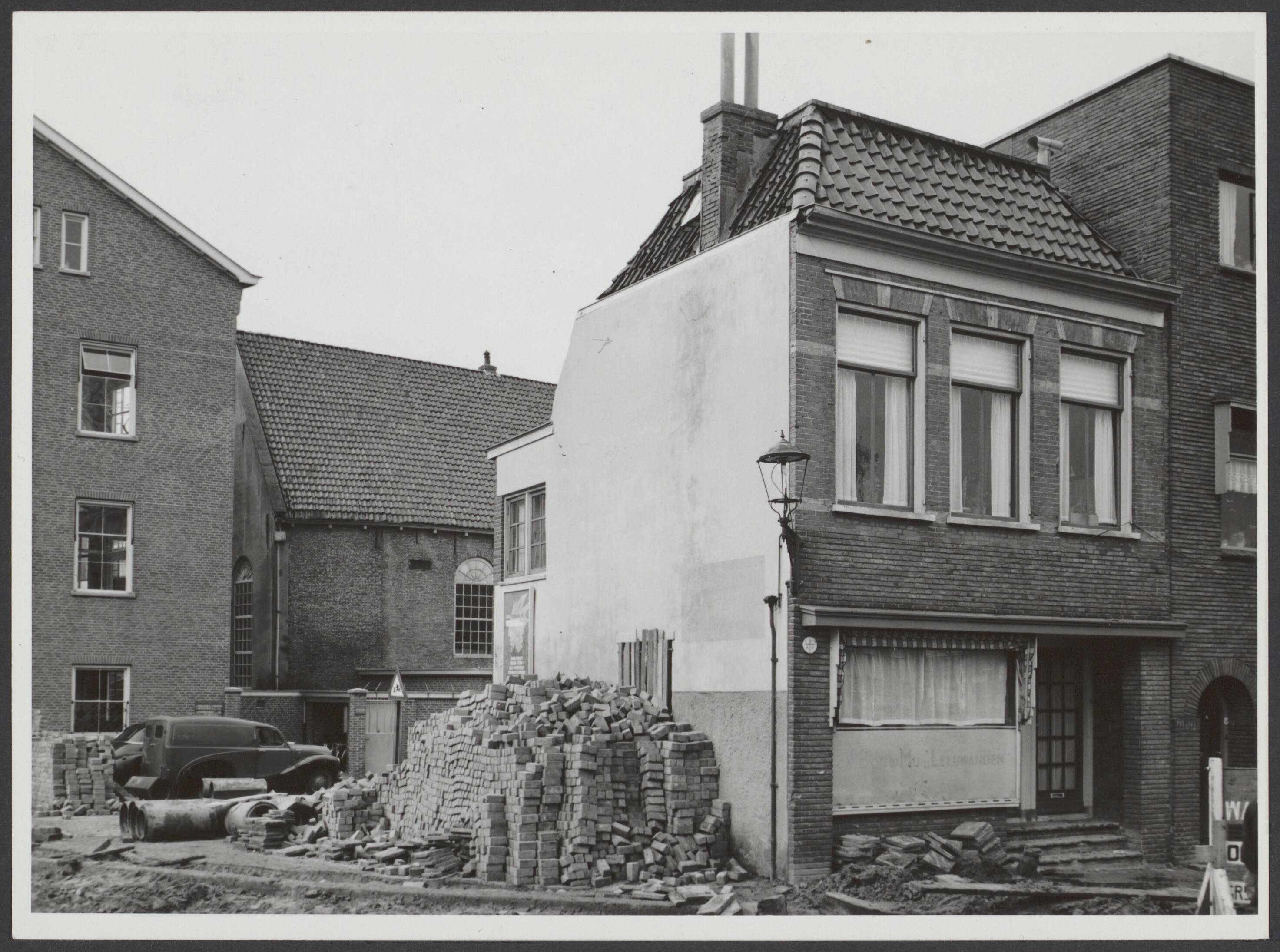 Ned. Illegaliteit per plaats — Leeuwarden. Pand op de hoek Oosterkade- Ged. Keizersgracht waar dekkingsploeg zat [Bevrijding van 51 mensen uit de Leeuwarder gevangenis door K.P.-ers , 8 december 1944) — Foto: Hoef, W.P.W. van de / Spaarnestad. Licentie: Set B: Rechtenvrij / Publiek Domein. Bron: Nationaal Archief. http://hdl.handle.net/10648/30fd294b-45a4-d8be-0c5d-741e322b7496