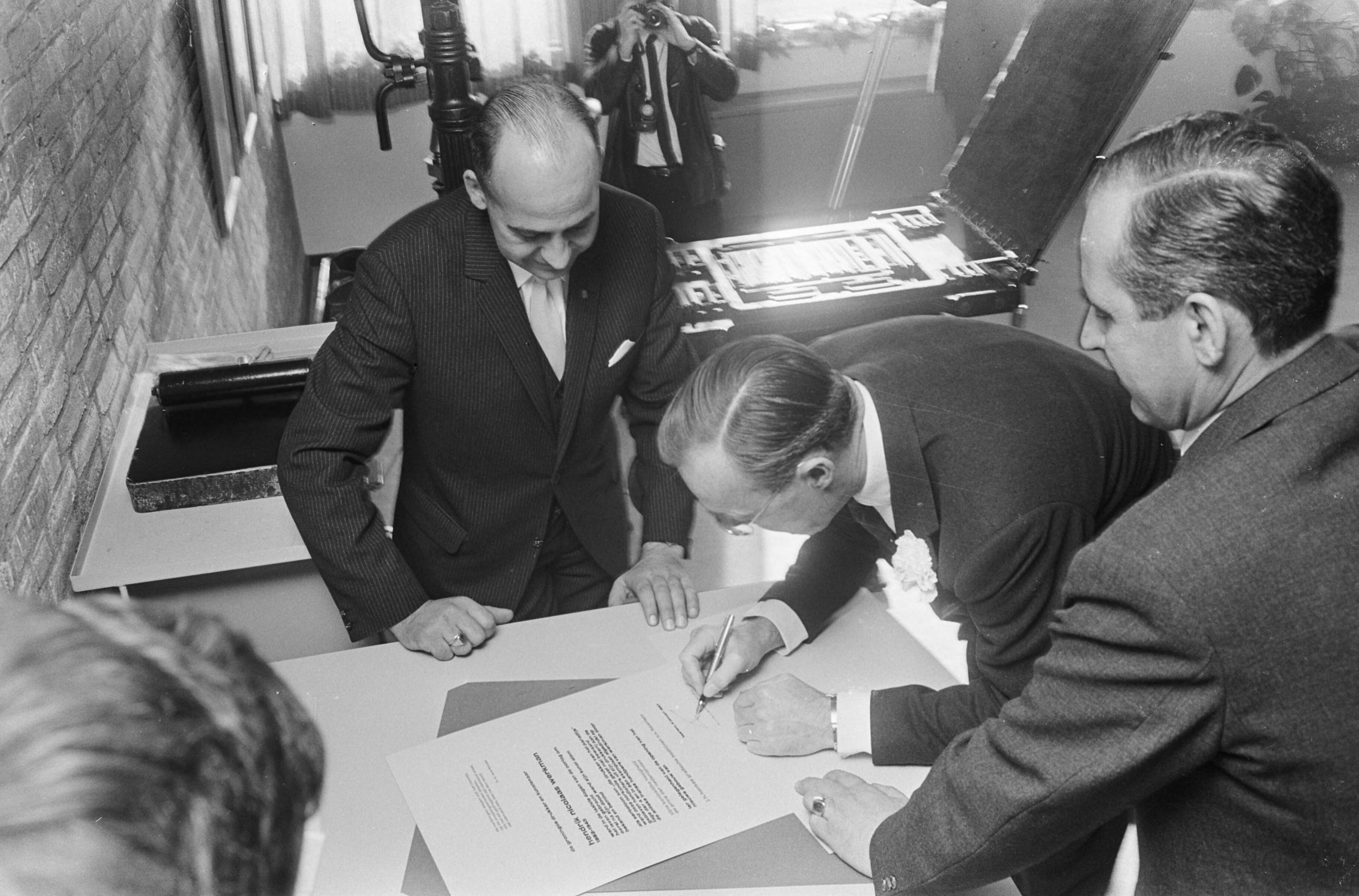 Fotocollectie Anefo — Prins Bernhard opende grafische fabriek te Haarlem — Foto: Kroon, Ron / Anefo. Licentie: Set B: Rechtenvrij / Publiek Domein. Bron: Nationaal Archief. http://hdl.handle.net/10648/ab0b010e-d0b4-102d-bcf8-003048976d84