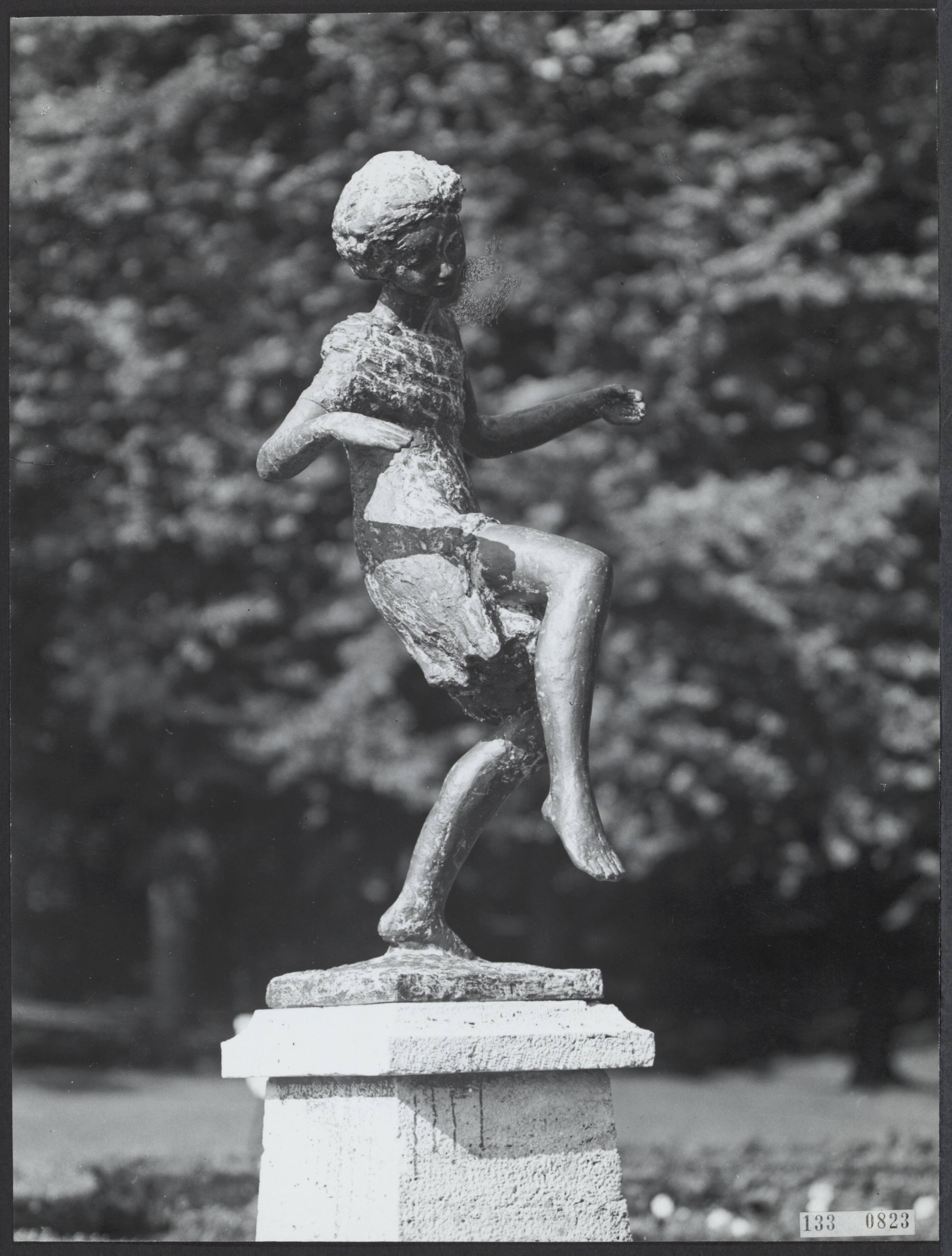 Fotocollectie Rijksvoorlichtingsdienst Eigen — Den Haag. Landgoed Clingendael: "dansende jongen", beeld van de kunstenaar Theo van der Nahmer (1917-1980) — Foto: Fotodienst Gemeente Den Haag. Licentie: Set B: Rechtenvrij / Publiek Domein. Bron: Nationaal Archief. http://hdl.handle.net/10648/af5aa5a2-d0b4-102d-bcf8-003048976d84