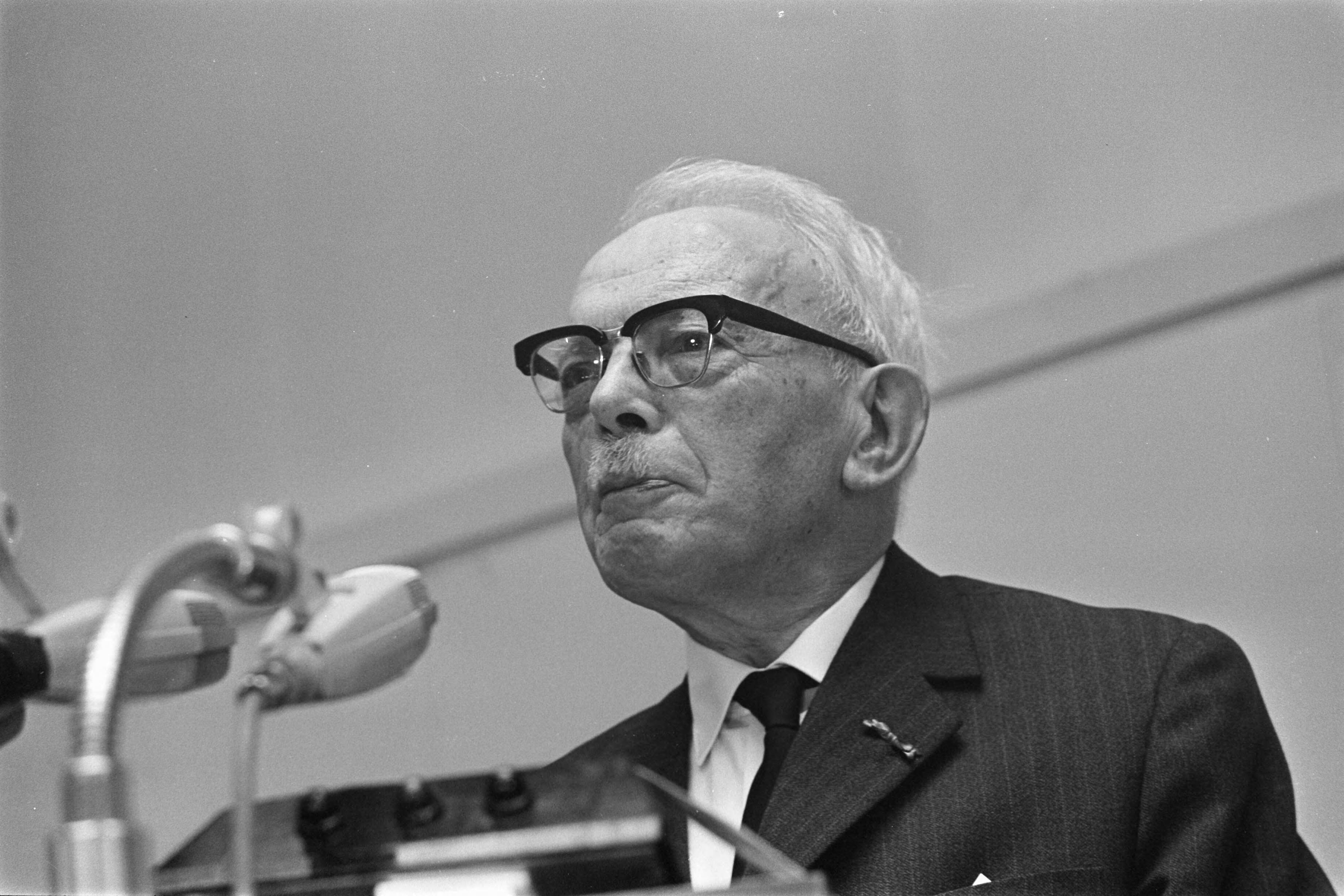 Fotocollectie Anefo — ARP-voorjaarspartij convent te Utrecht. Mr. A. B. Roosjen — Foto: Nijs, Jac. de / Anefo. Licentie: Set B: Rechtenvrij / Publiek Domein. Bron: Nationaal Archief. http://hdl.handle.net/10648/ab4238f4-d0b4-102d-bcf8-003048976d84