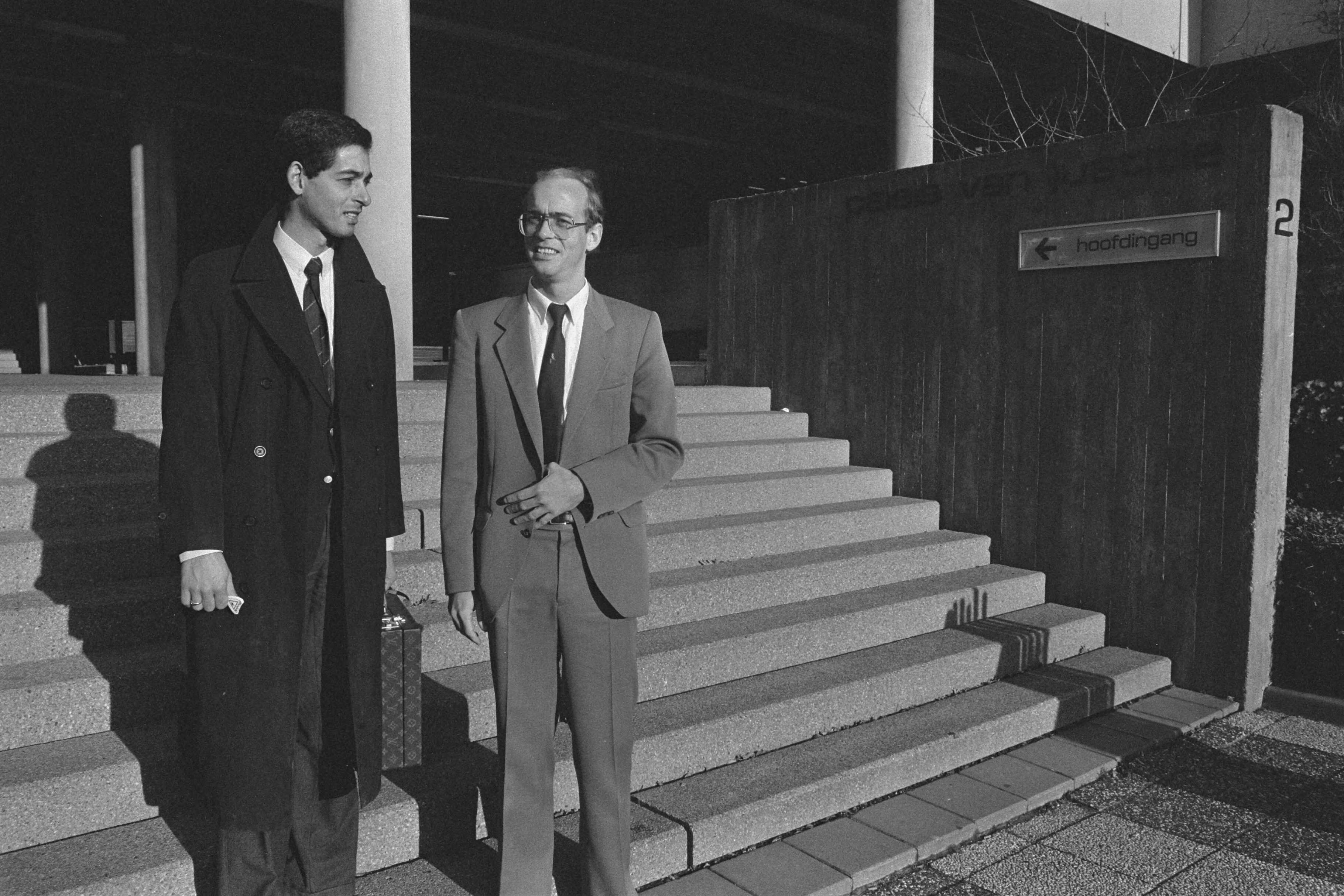 Fotocollectie Anefo — Huisarts Dirk B. (r) vrijgesproken na euthanasie op drie bejaarden in Den Haag ; links: advocaat mr. G. Spong — Foto: Bogaerts, Rob / Anefo. Licentie: Set B: Rechtenvrij / Publiek Domein. Bron: Nationaal Archief. http://hdl.handle.net/10648/ad597364-d0b4-102d-bcf8-003048976d84