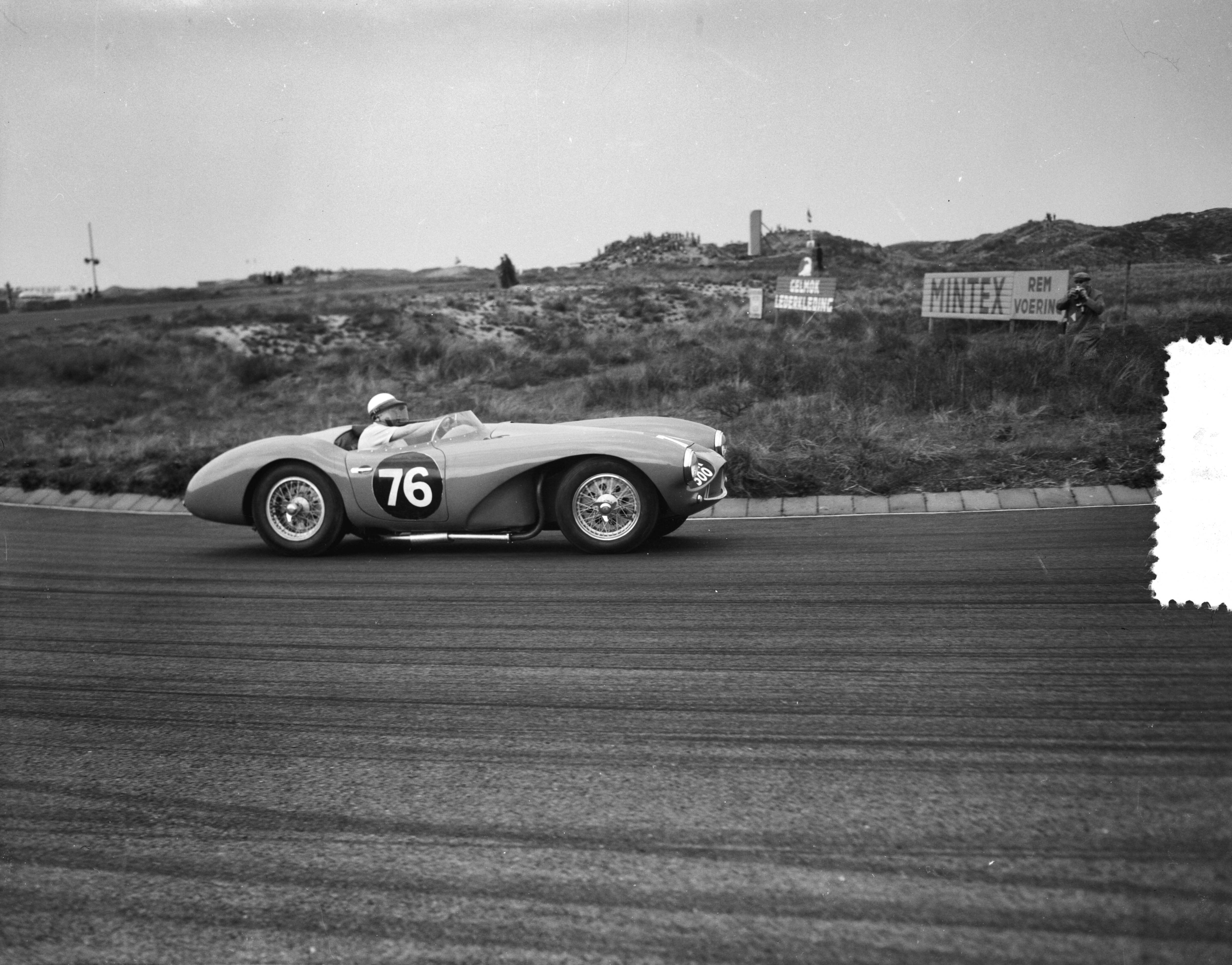 Fotocollectie Anefo — Nationale Sportwagenraces op het circuit van Zandvoort. Vrije rensportklasse, nr. 76 bestuurd door H. Davids — Foto: Bilsen, Joop van / Anefo. Licentie: Set B: Rechtenvrij / Publiek Domein. Bron: Nationaal Archief. http://hdl.handle.net/10648/a9485b96-d0b4-102d-bcf8-003048976d84