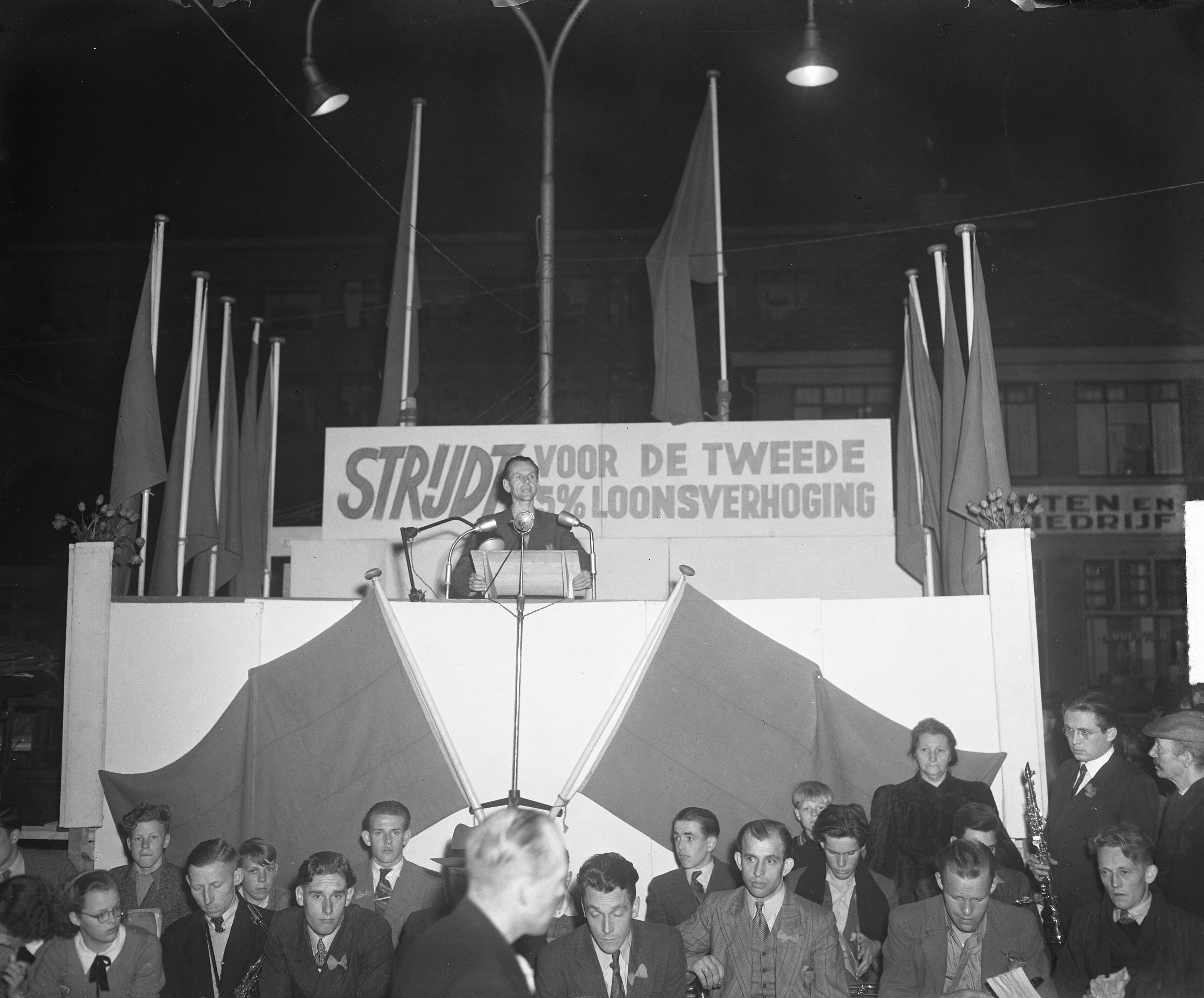Fotocollectie Anefo — 1 Mei Vergadering van de CPN te Den Haag — Foto: Winterbergen, Rolf / Anefo. Licentie: Set B: Rechtenvrij / Publiek Domein. Bron: Nationaal Archief. http://hdl.handle.net/10648/a8d7edac-d0b4-102d-bcf8-003048976d84