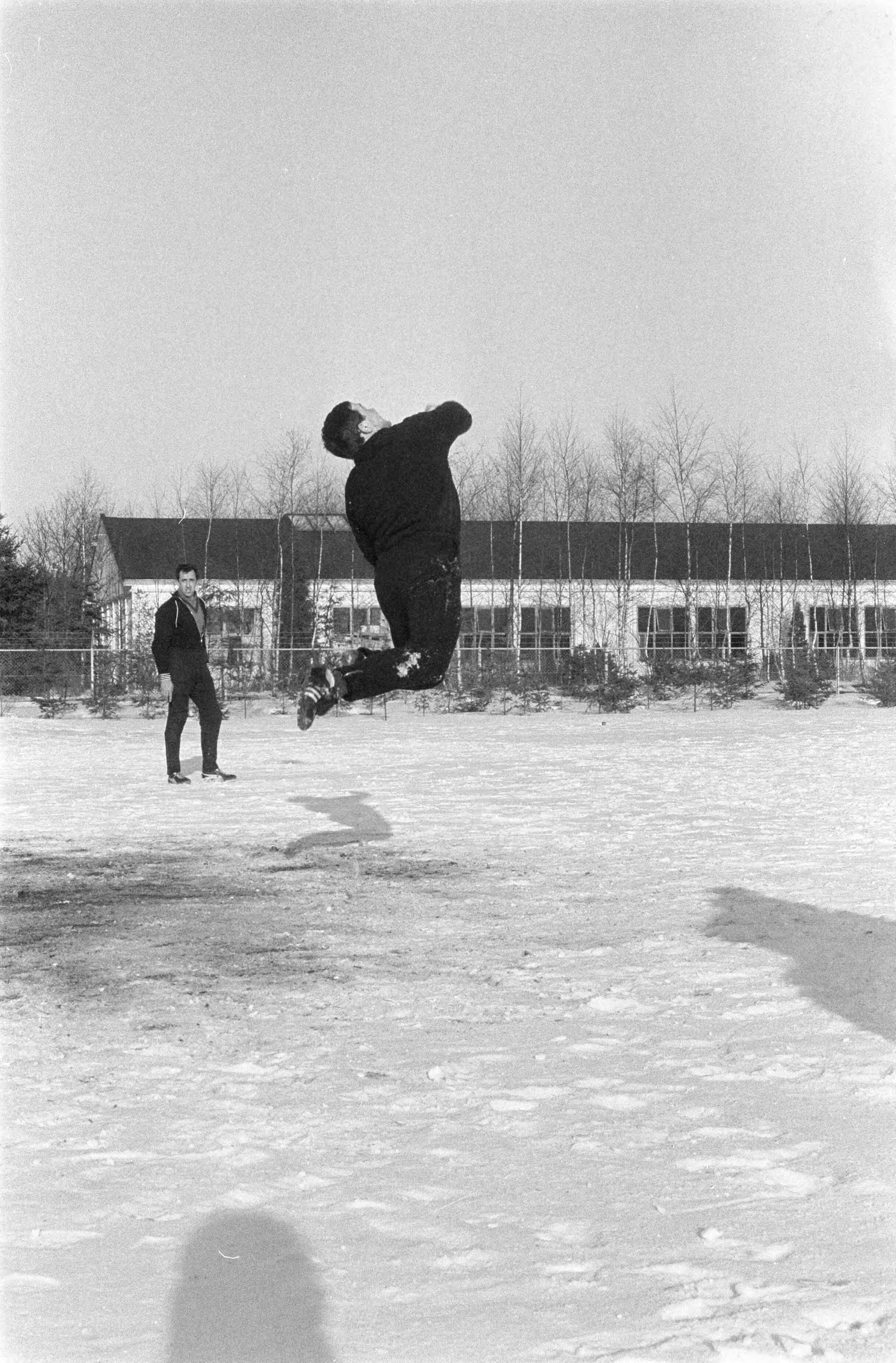 Fotocollectie Anefo — Training Nederlands elftal te Zeist, de voorhoede zoals die tegen Belgie zal spelen. [Reserve-keeper Piet Lagarde springt naar de bal. Eerste keeper Eddy Pieters Graafland kijkt toe] — Foto: Gelderen, Hugo van / Anefo. Licentie: Set B: Rechtenvrij / Publiek Domein. Bron: Nationaal Archief. http://hdl.handle.net/10648/aa2b8f2e-d0b4-102d-bcf8-003048976d84