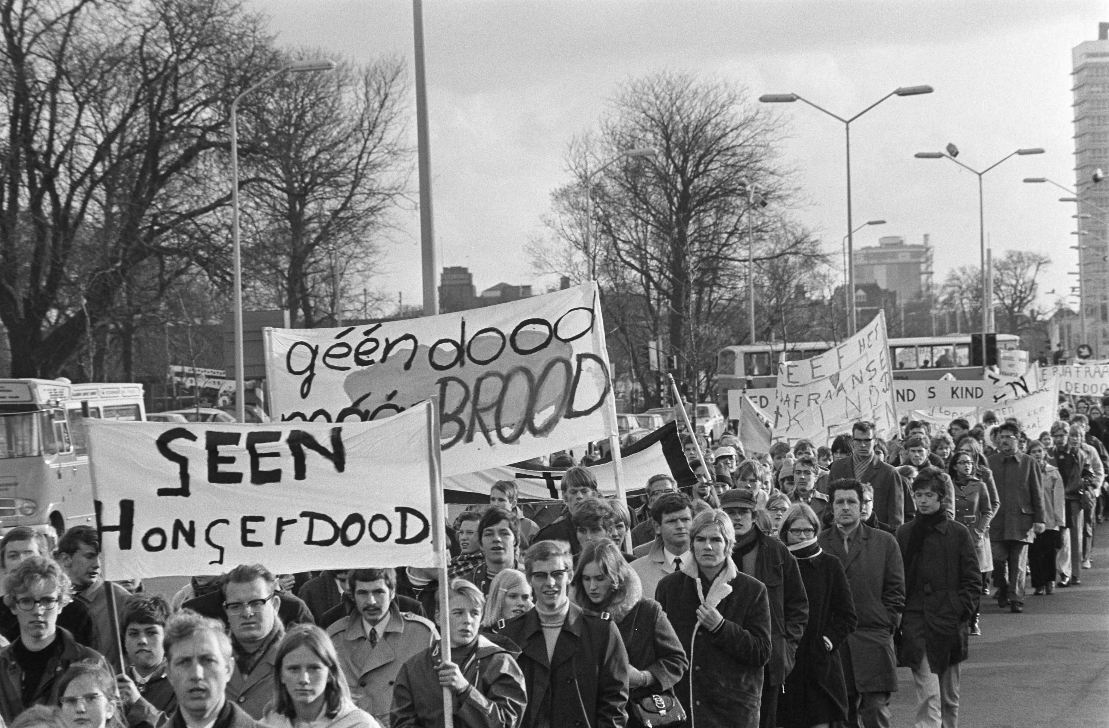 Fotocollectie Anefo — Ongeveer 10.000 kinderen van scholen uit het gehele land demonstreerden in Den Haag om de regering te herinneren aan de hongersnood in Biafra. Demonstranten met borden — Foto: Mieremet, Rob / Anefo. Licentie: Set B: Rechtenvrij / Publiek Domein. Bron: Nationaal Archief. http://hdl.handle.net/10648/ab825a2e-d0b4-102d-bcf8-003048976d84
