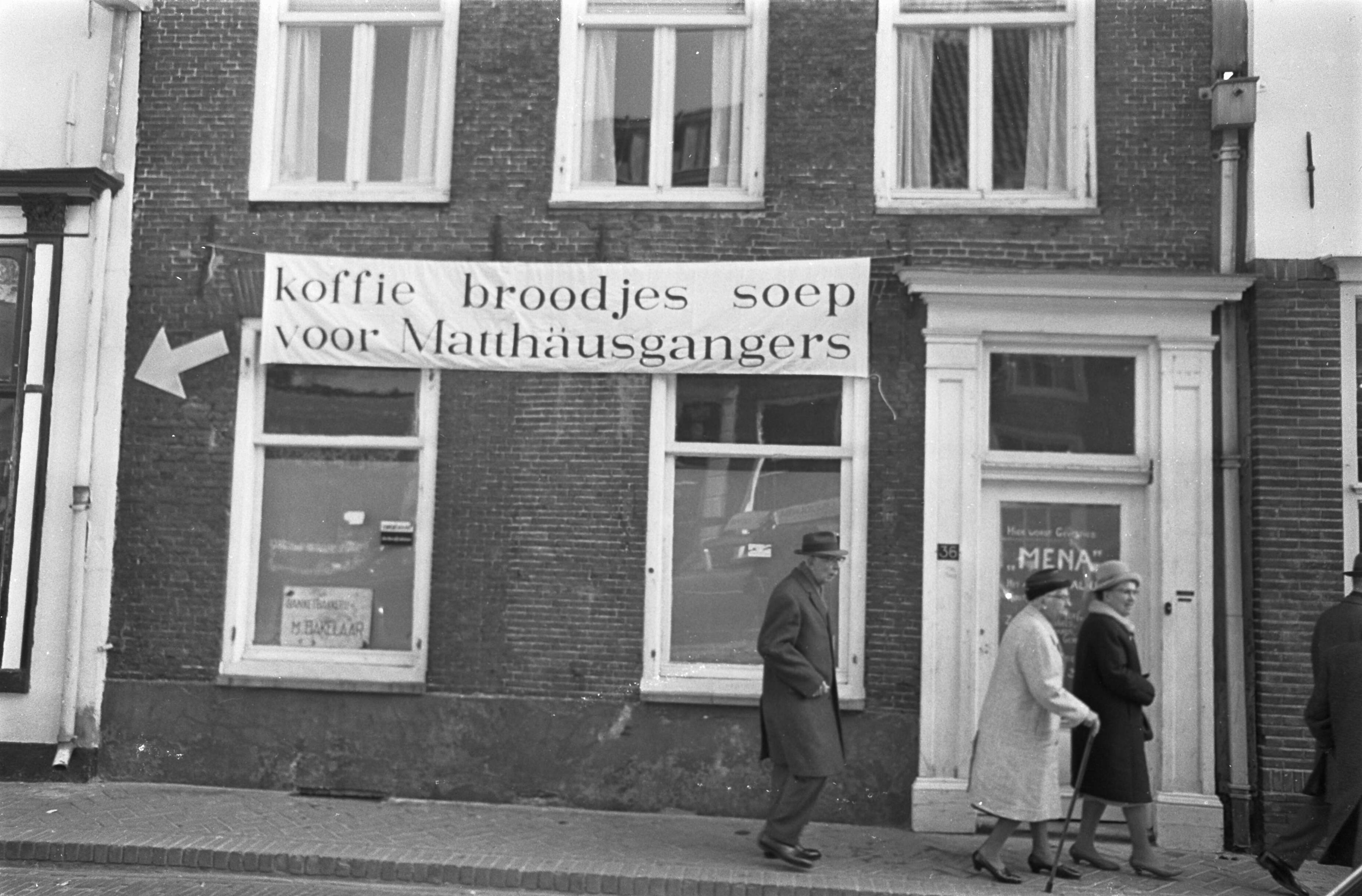 Fotocollectie Anefo — Uitvoering Mattheus Passion in Grote Kerk in Naarden. Koffie enz. voor Mattheus-gangers — Foto: Nijs, Jac. de / Anefo. Licentie: Set B: Rechtenvrij / Publiek Domein. Bron: Nationaal Archief. http://hdl.handle.net/10648/ab3ccfe0-d0b4-102d-bcf8-003048976d84