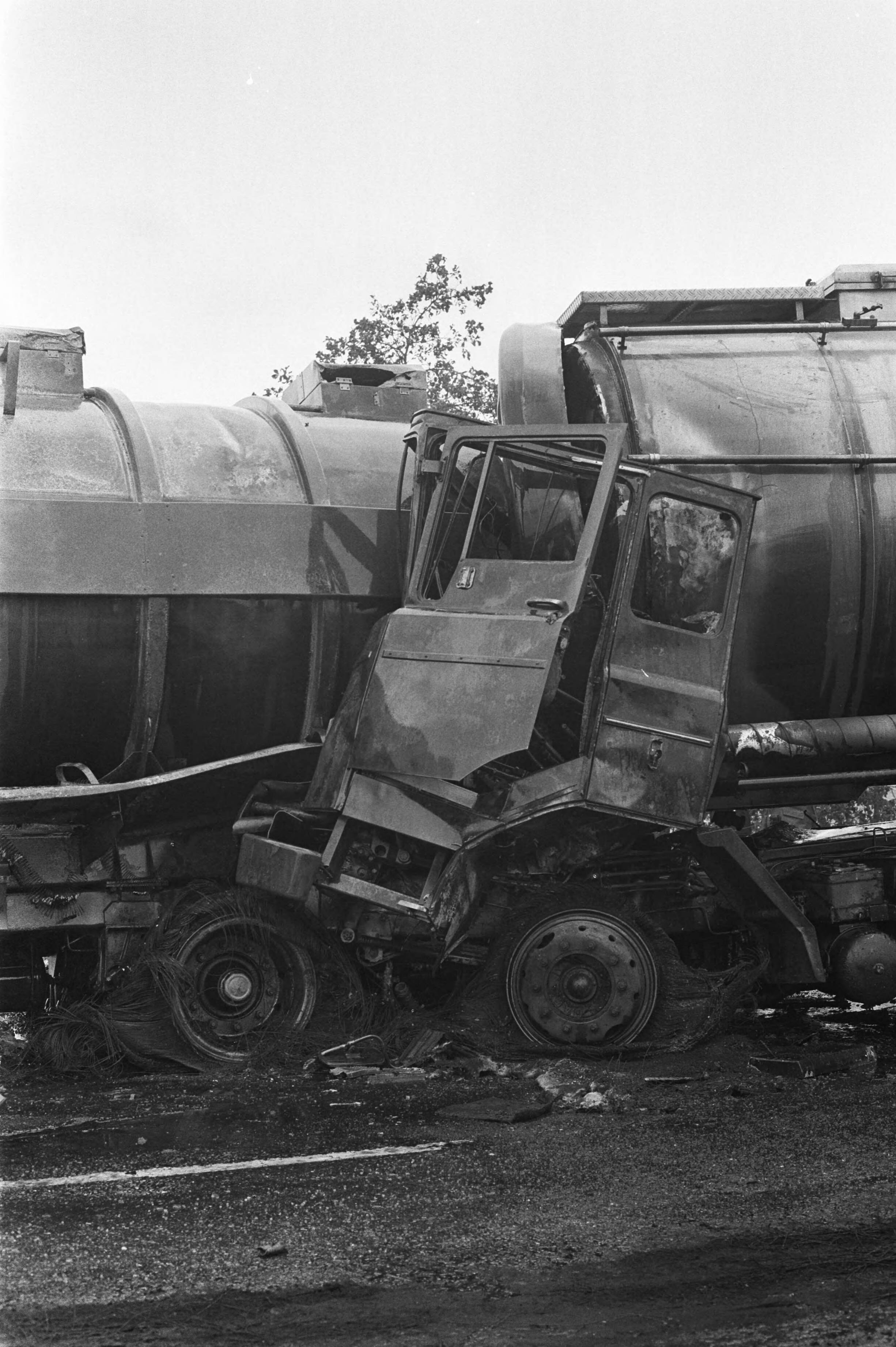 Fotocollectie Anefo — Verkeersramp (13 doden) op weg Rotterdam naar Breda bij Prinsenbeek, in elkaar gedrukte vrachtwagencabine — Foto: Mieremet, Rob / Anefo. Licentie: Set B: Rechtenvrij / Publiek Domein. Bron: Nationaal Archief. http://hdl.handle.net/10648/abf38528-d0b4-102d-bcf8-003048976d84