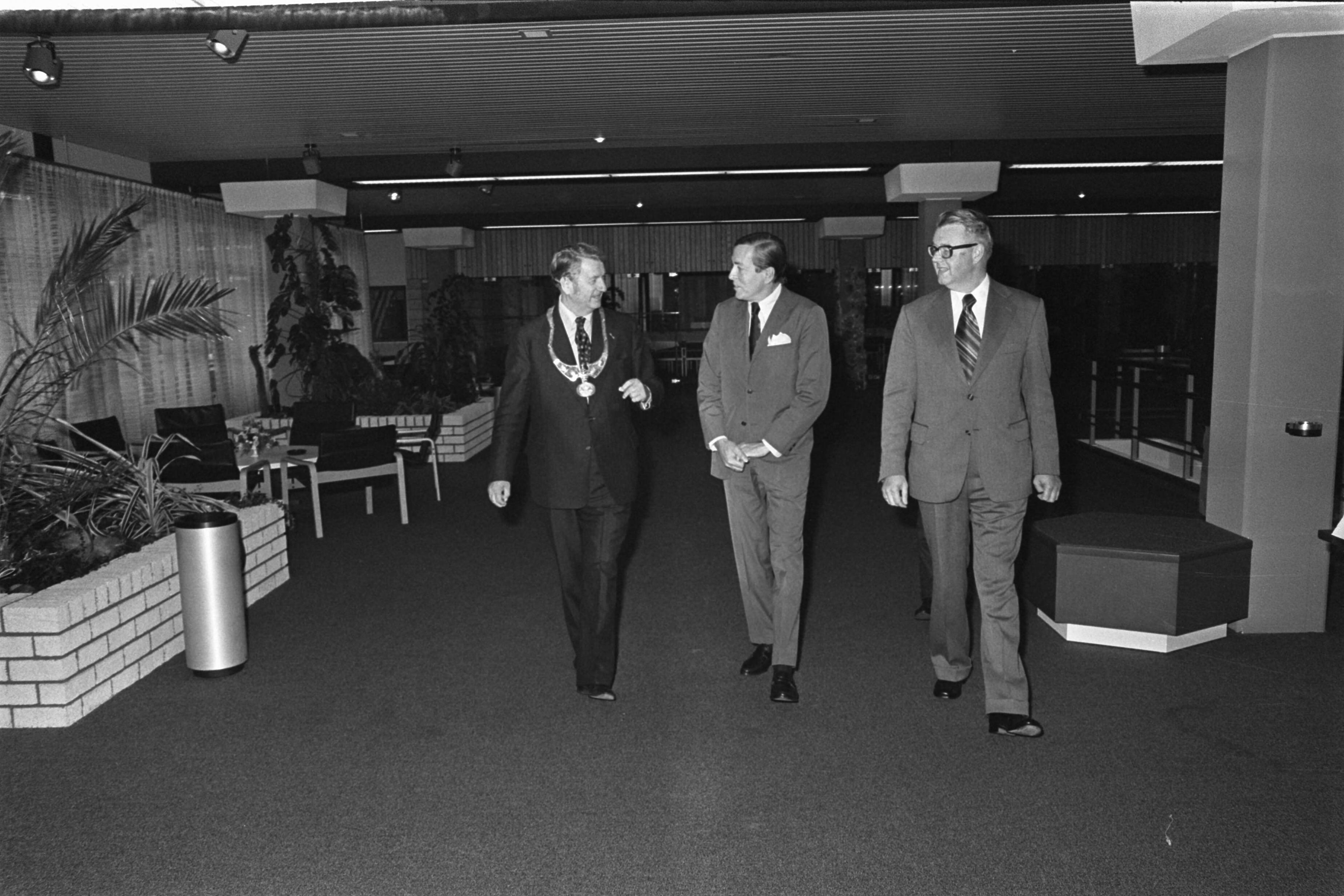 Fotocollectie Anefo — Prins Claus opent Willem-Alexanderbrug. Deze brug verbindt Zaandam met Koog aan de Zaan — Foto: Peters, Hans / Anefo. Licentie: Set B: Rechtenvrij / Publiek Domein. Bron: Nationaal Archief. http://hdl.handle.net/10648/ac8d33bc-d0b4-102d-bcf8-003048976d84