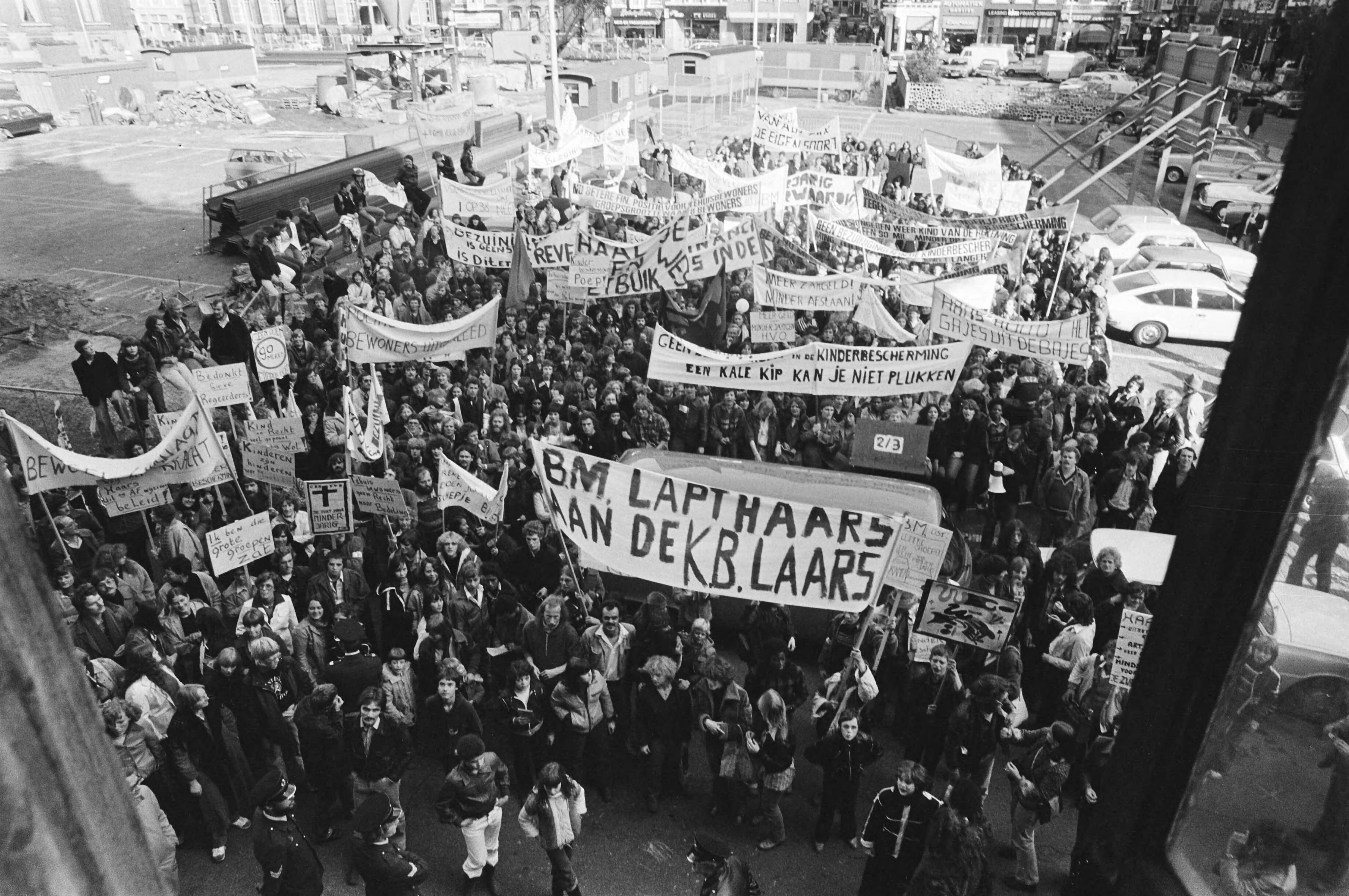 Fotocollectie Anefo — Demonstratie belangen vereniging minderjarigen in Den Haag ; jeugdige demonstranten op Binnenhof — Foto: Suyk, Koen / Anefo. Licentie: Set B: Rechtenvrij / Publiek Domein. Bron: Nationaal Archief. http://hdl.handle.net/10648/acbde746-d0b4-102d-bcf8-003048976d84