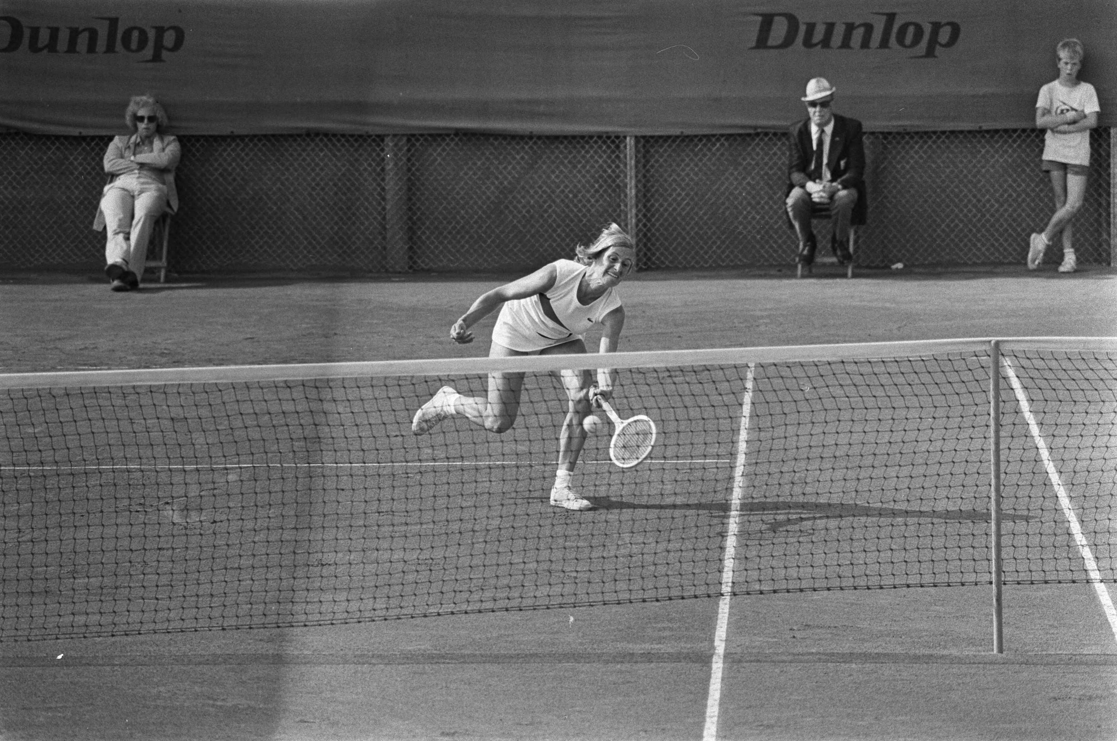 Fotocollectie Anefo — Nationale tenniskampioenschappen in Scheveningen; kampioe Marijke Schaar in actie — Foto: Mieremet, Rob / Anefo. Licentie: Set B: Rechtenvrij / Publiek Domein. Bron: Nationaal Archief. http://hdl.handle.net/10648/ac52efd6-d0b4-102d-bcf8-003048976d84