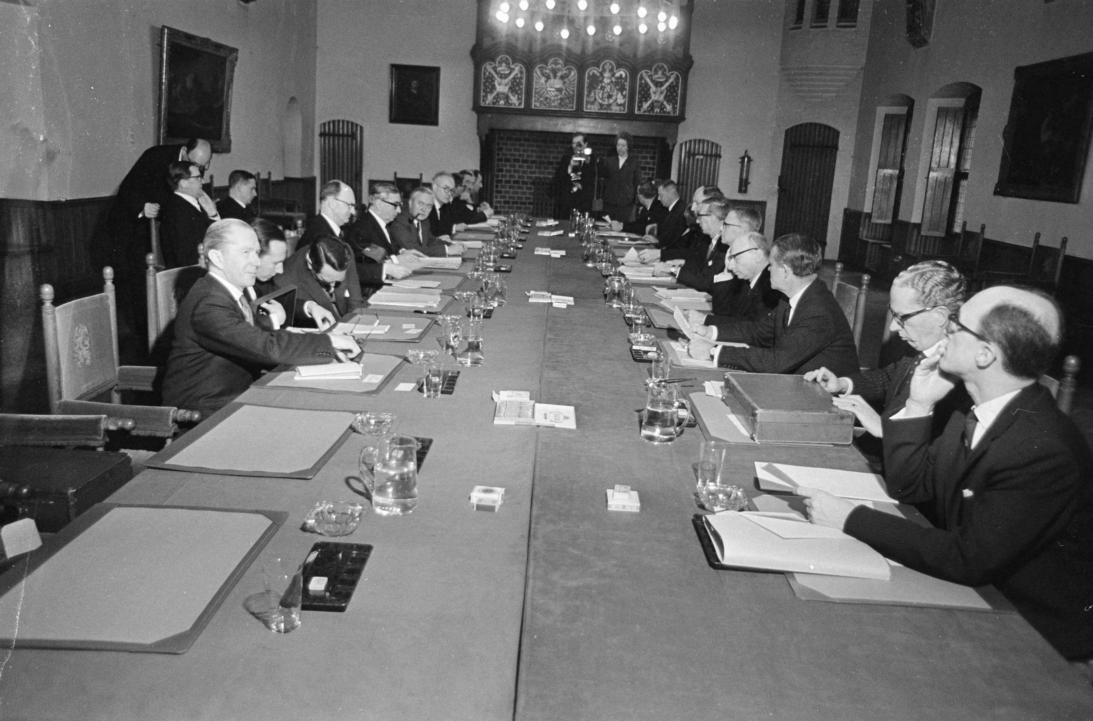 Fotocollectie Anefo — Overleg tussen Engeland en Nederland te Den Haag , overzichten — Foto: Kroon, Ron / Anefo. Licentie: Set B: Rechtenvrij / Publiek Domein. Bron: Nationaal Archief. http://hdl.handle.net/10648/ab114370-d0b4-102d-bcf8-003048976d84
