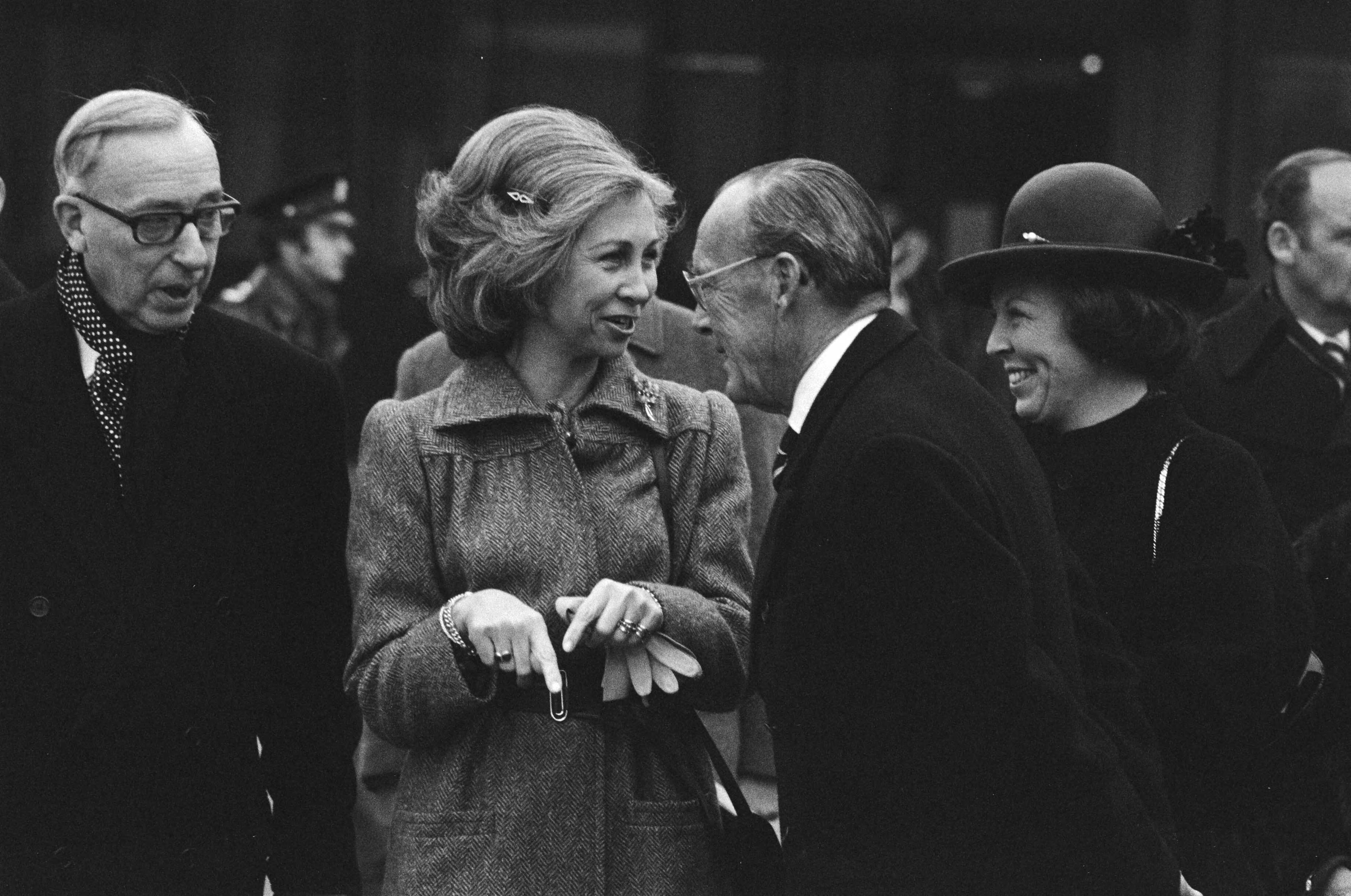 Fotocollectie Anefo — Koningin neemt op Schiphol afscheid van Spaans Koninklijk paar; nr. 6a : Koningin Sophia en Prins Bernhard — Foto: Croes, Rob C. / Anefo. Licentie: Set B: Rechtenvrij / Publiek Domein. Bron: Nationaal Archief. http://hdl.handle.net/10648/acdcc350-d0b4-102d-bcf8-003048976d84