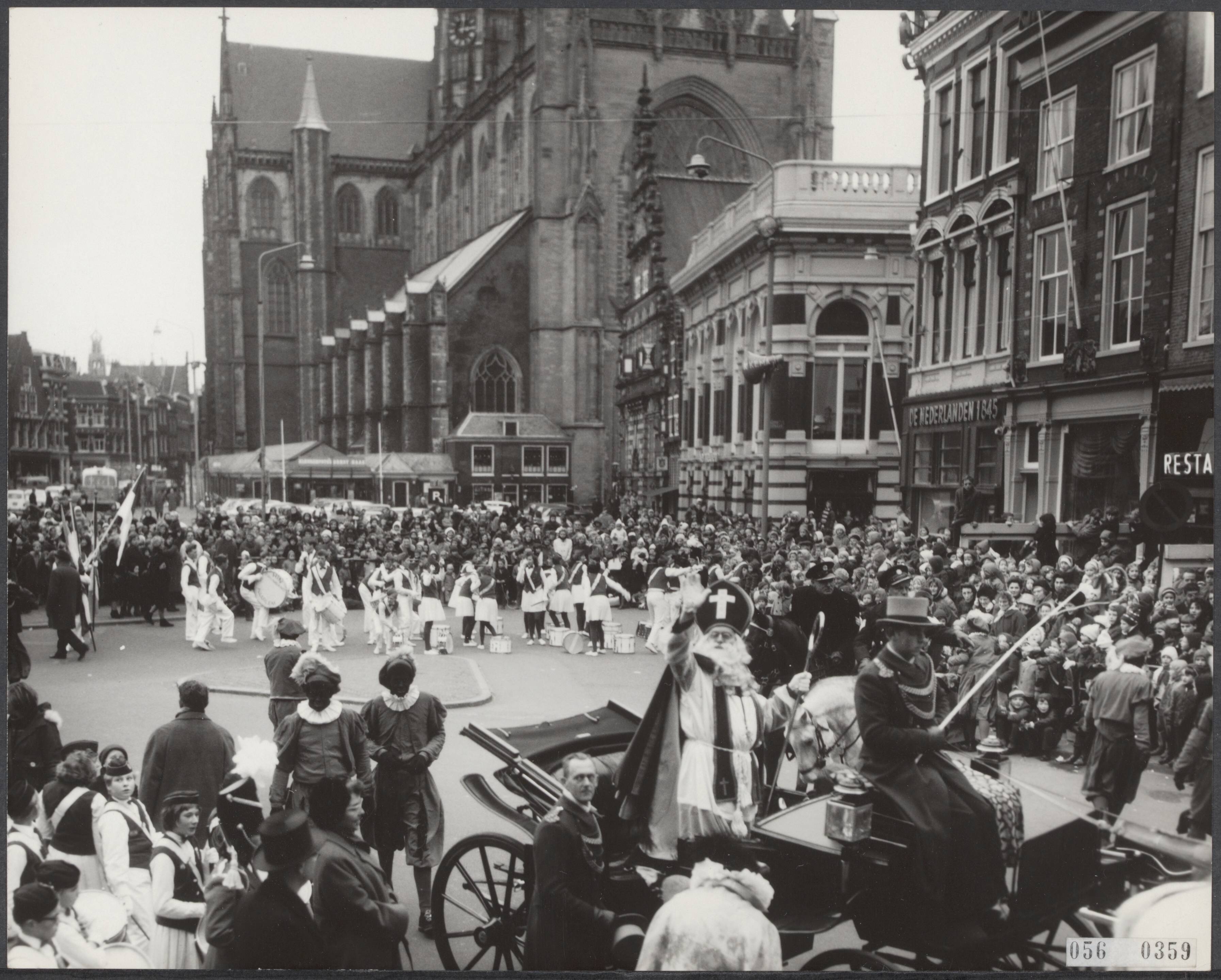 Fotocollectie Elsevier Binnenland — Intocht van Sint Nicolaas in Haarlem — Foto: Fotograaf Onbekend / Anefo. Licentie: Set B: Rechtenvrij / Publiek Domein. Bron: Nationaal Archief. http://hdl.handle.net/10648/ae08b194-d0b4-102d-bcf8-003048976d84