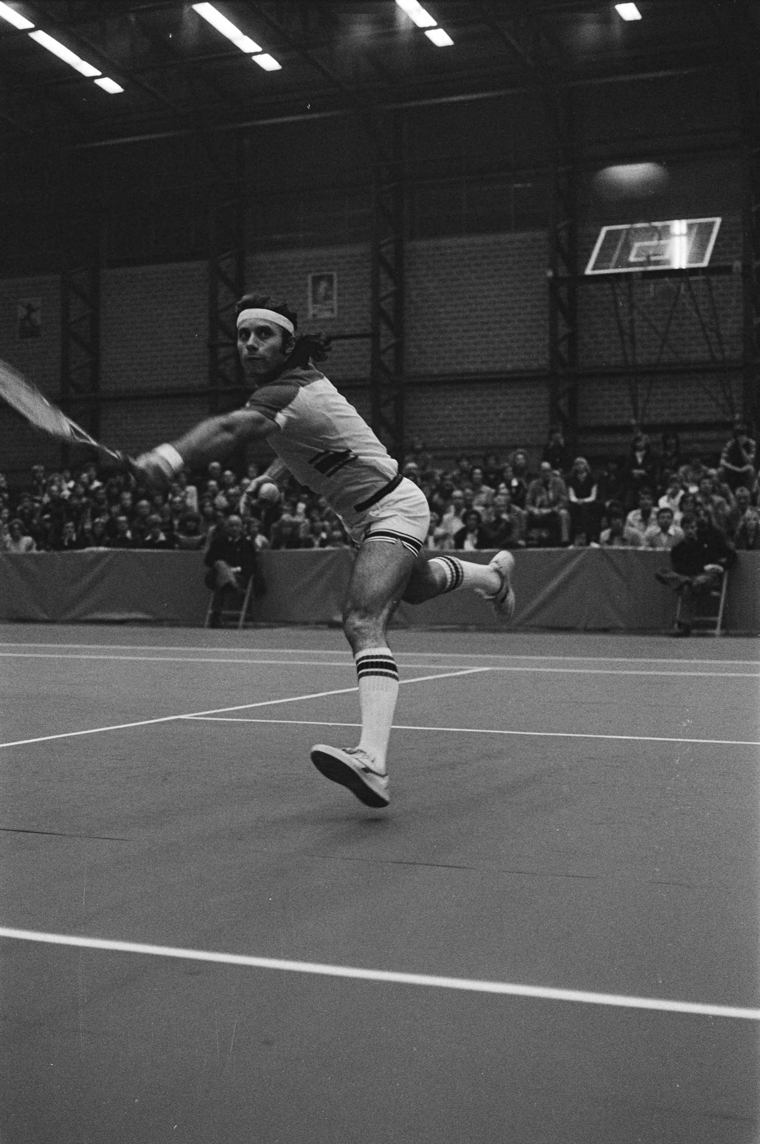Fotocollectie Anefo — Westland/Utrecht Tennisbond (Haarlem); Vilas in actie in halve finale — Foto: Verhoeff, Bert / Anefo. Licentie: Set B: Rechtenvrij / Publiek Domein. Bron: Nationaal Archief. http://hdl.handle.net/10648/acbe17ca-d0b4-102d-bcf8-003048976d84