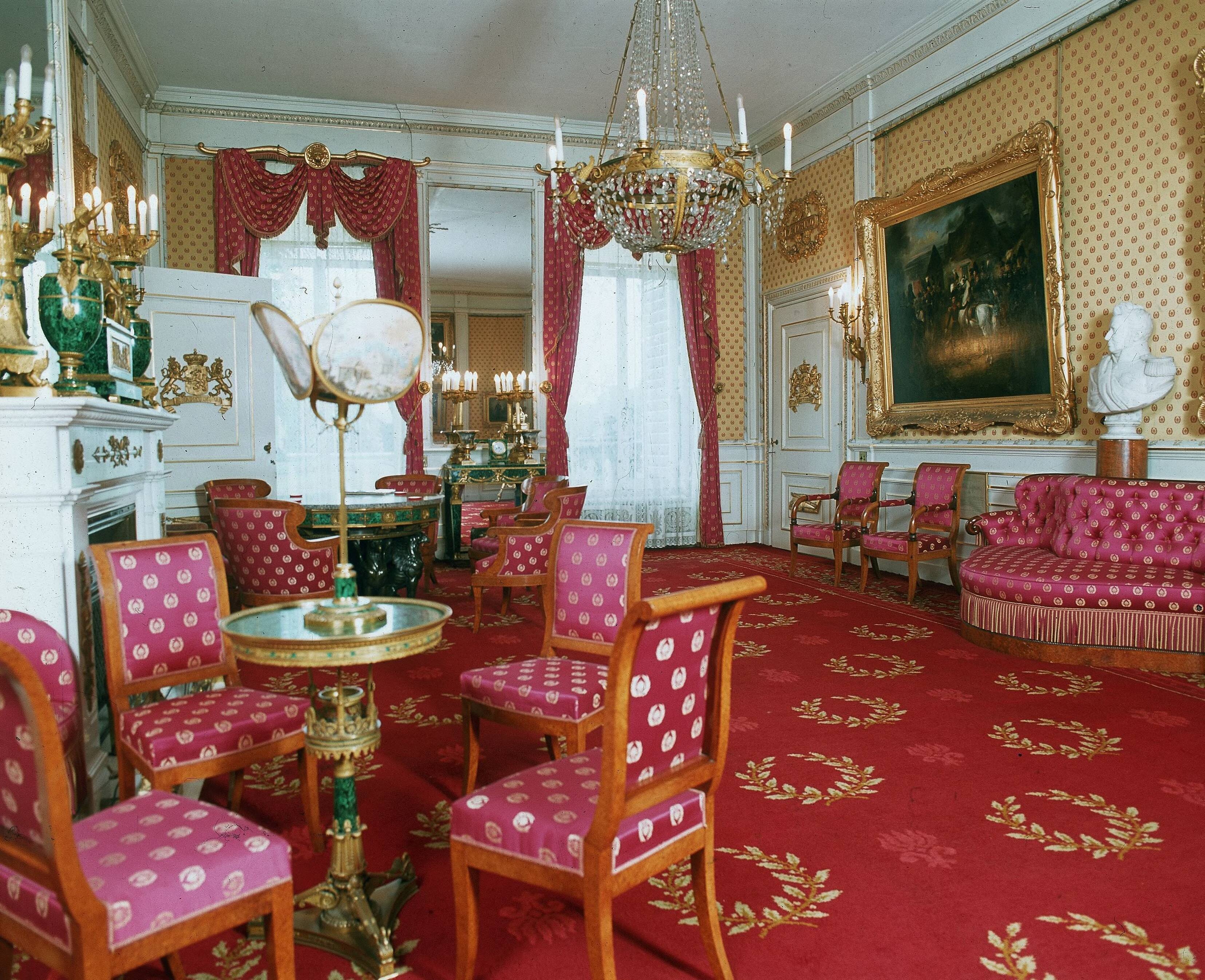 Fotocollectie RVD / Koninklijk Huis — Interieur paleis Soestdijk : Empiresalon — Foto: Mastenbroek, Cees / RVD. Licentie: Set B: Rechtenvrij / Publiek Domein. Bron: Nationaal Archief. http://hdl.handle.net/10648/afb1e8b2-d0b4-102d-bcf8-003048976d84
