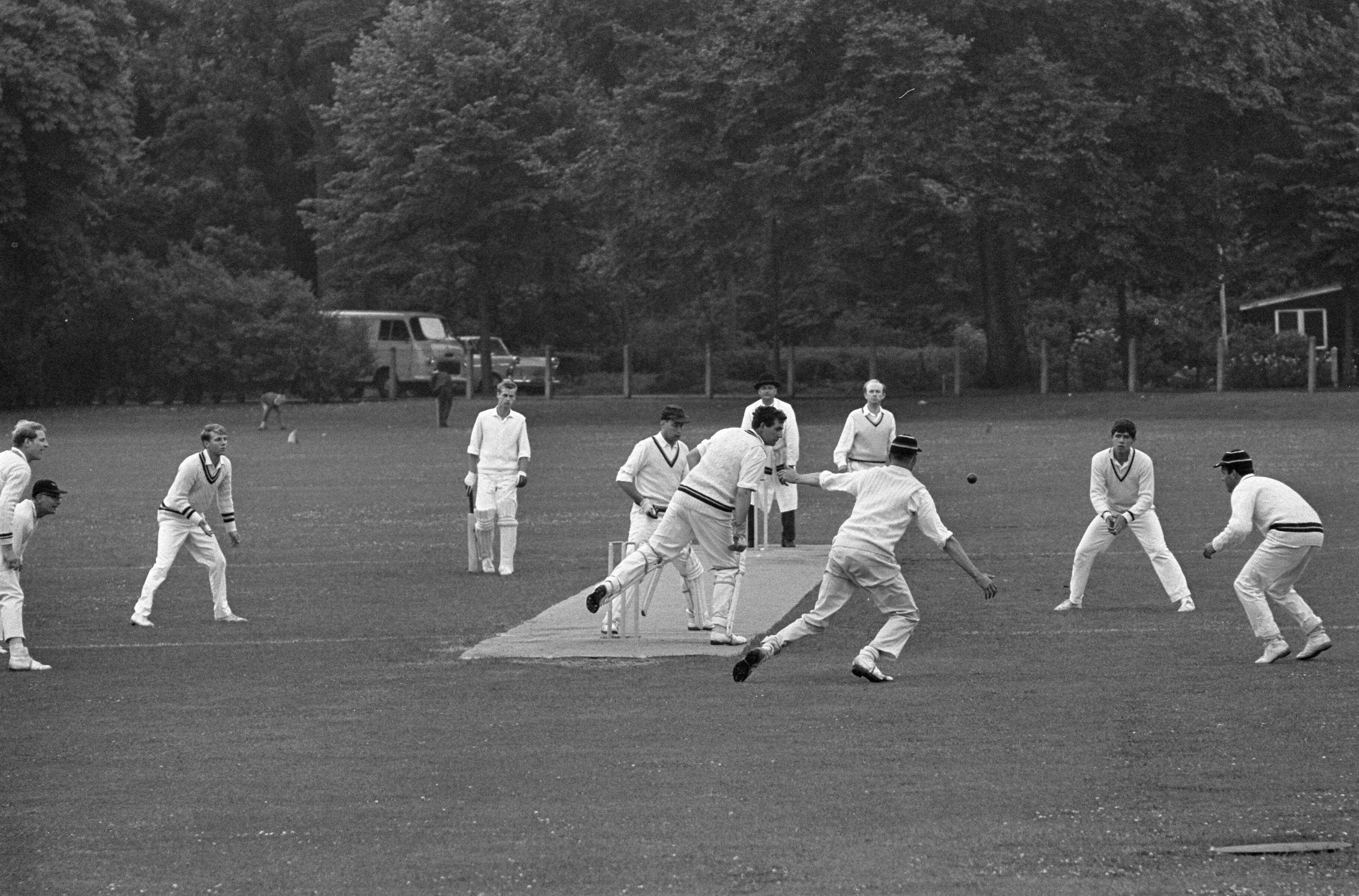 Fotocollectie Anefo — Cricket. Haarlem tegen HCC. Spelmoment, v.l.n.r. Van Dok , bowler Van Arkel (HCC), bowler Vriens (HCC) — Foto: Pot, Harry / Anefo (1). Licentie: Set B: Rechtenvrij / Publiek Domein. Bron: Nationaal Archief. http://hdl.handle.net/10648/aa70646e-d0b4-102d-bcf8-003048976d84