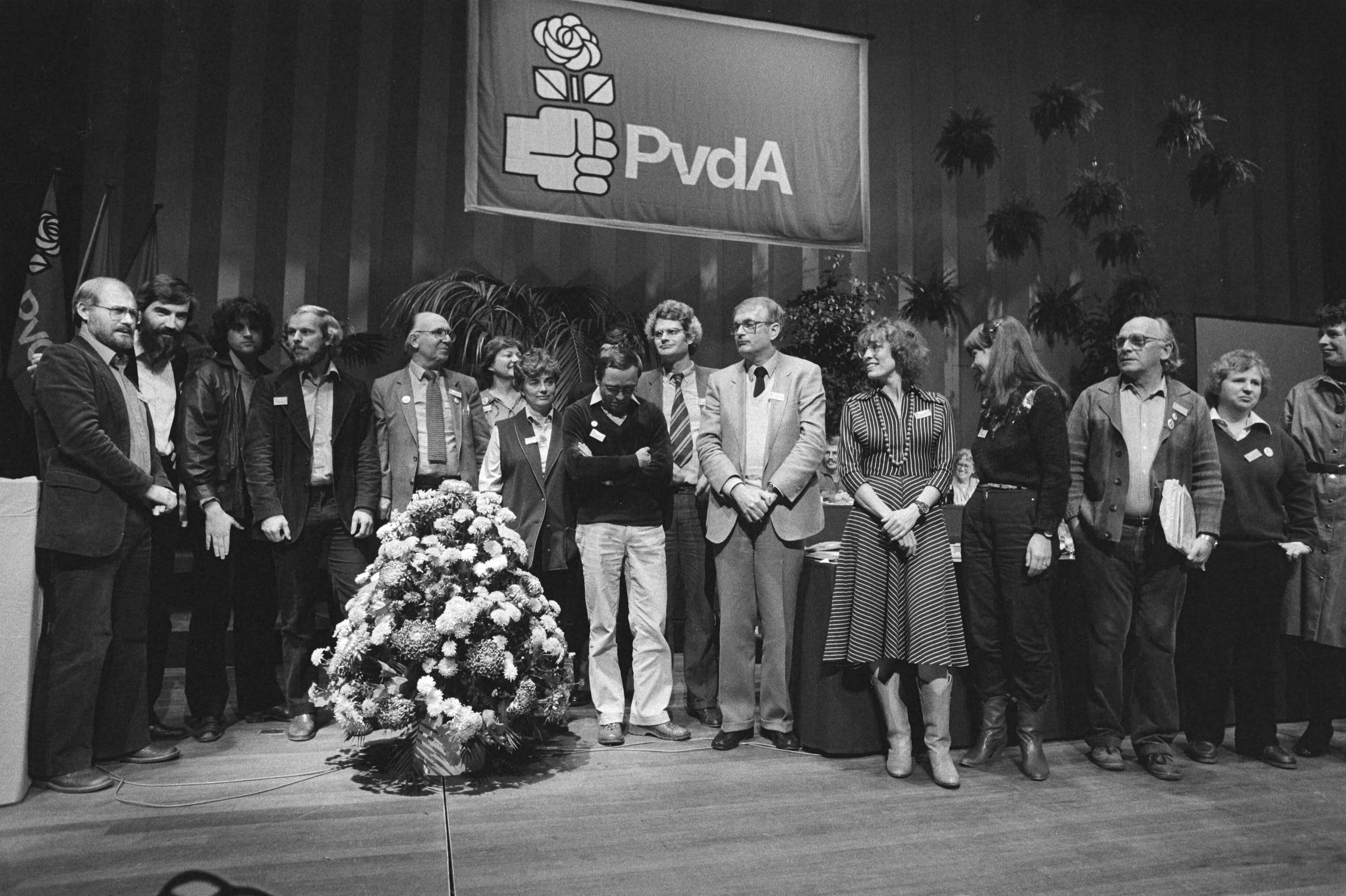 PvdA-congres in Den Haag besloten — PvdA-prominenten op het podium — Foto: Croes, Rob C. / Anefo. Licentie: Set B: Rechtenvrij / Publiek Domein. Bron: Nationaal Archief. http://hdl.handle.net/10648/ad0725be-d0b4-102d-bcf8-003048976d84