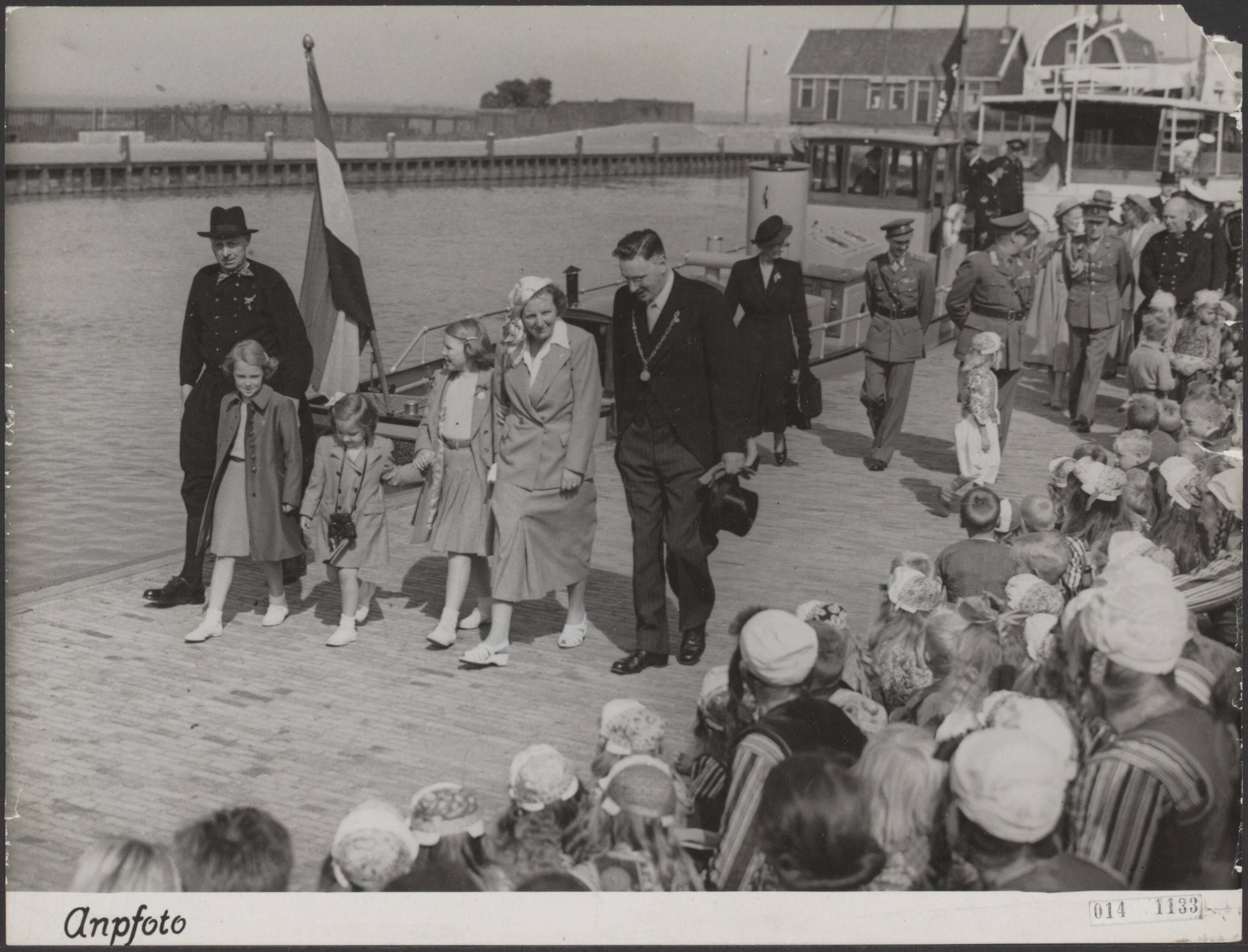 Fotocollectie Elsevier Binnenland — [Koninklijke familie brengt een bezoek aan Marken] — Foto: ANP / RVD of rechtenvrij. Licentie: Set B: Rechtenvrij / Publiek Domein. Bron: Nationaal Archief. http://hdl.handle.net/10648/adb2d850-d0b4-102d-bcf8-003048976d84