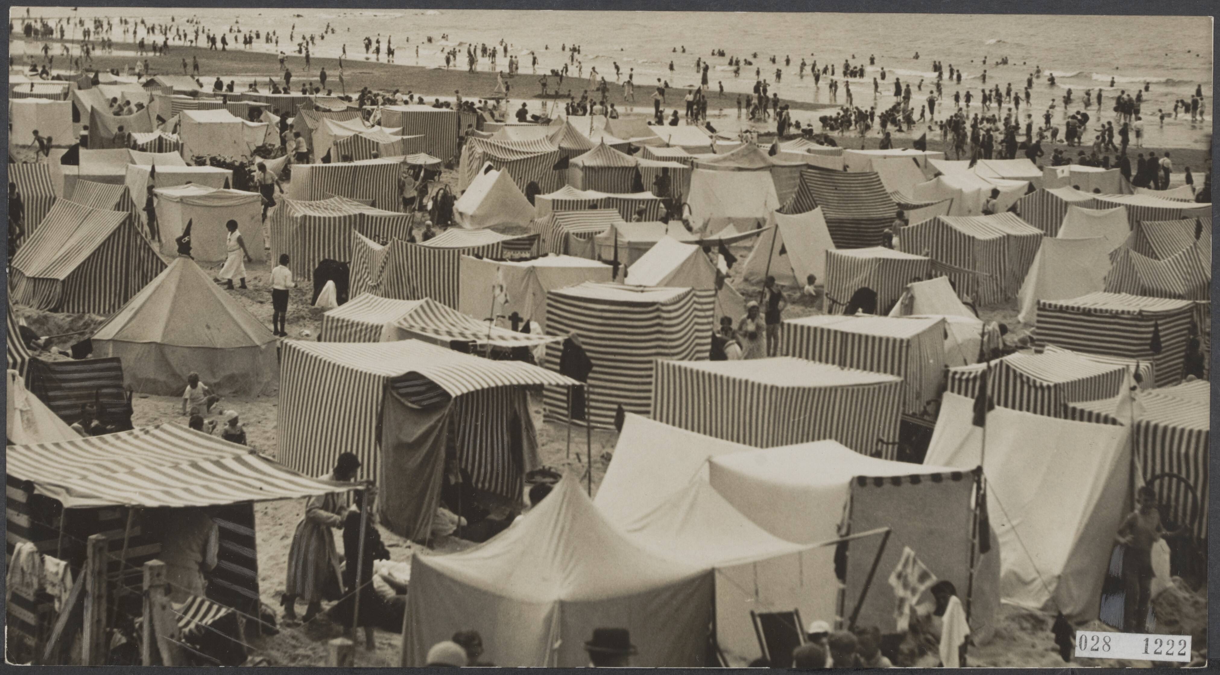 Fotocollectie Elsevier Binnenland — Strandtenten te Scheveningen — Foto: N.V. Polygoon. Licentie: Set B: Rechtenvrij / Publiek Domein. Bron: Nationaal Archief. http://hdl.handle.net/10648/ade01ea0-d0b4-102d-bcf8-003048976d84