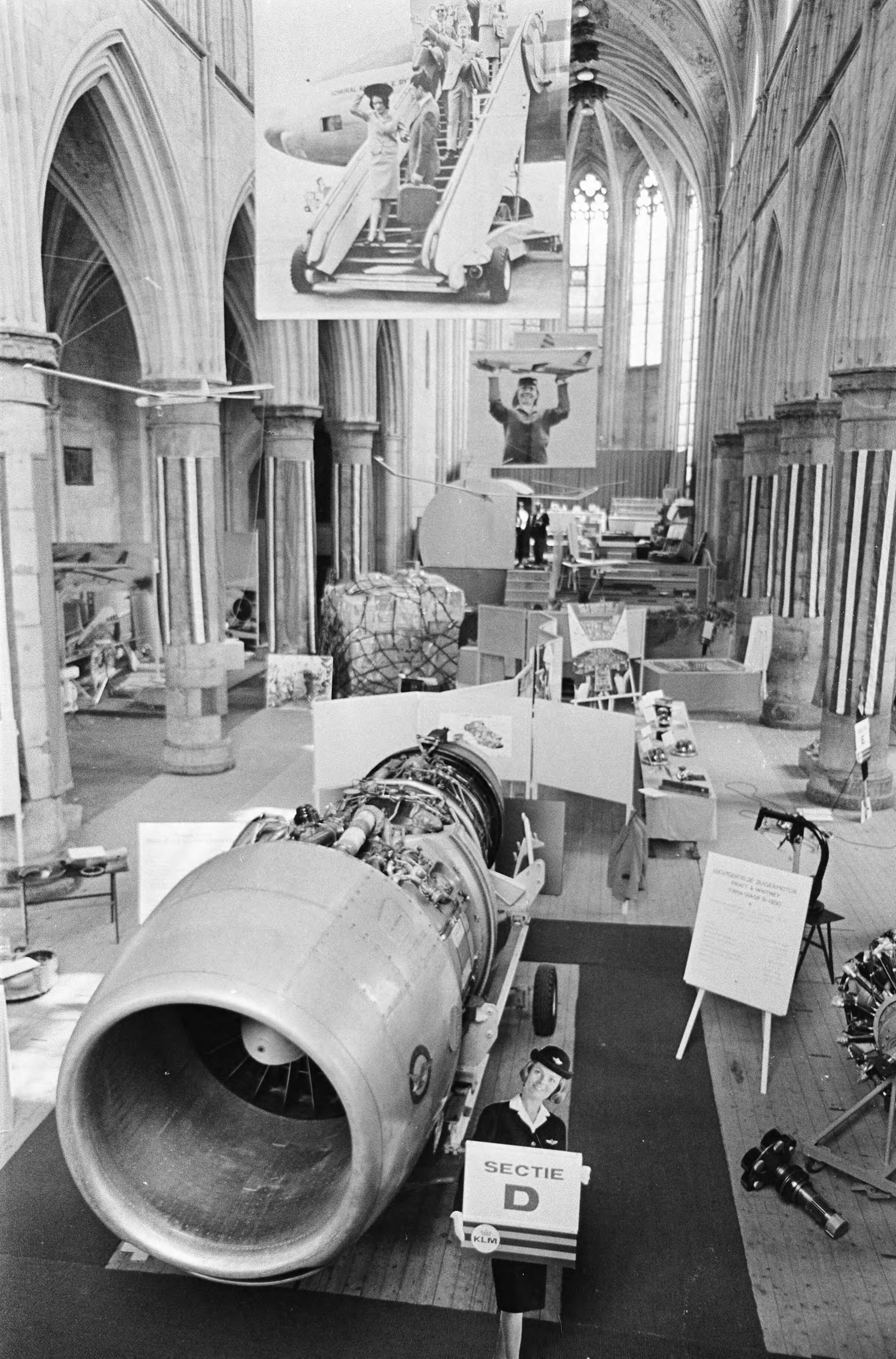 Fotocollectie Anefo — Luchtvaartweek te Maastricht. Straalmotor in Dominicanerkerk — Foto: Nijs, Jac. de / Anefo. Licentie: Set B: Rechtenvrij / Publiek Domein. Bron: Nationaal Archief. http://hdl.handle.net/10648/aaeefab8-d0b4-102d-bcf8-003048976d84