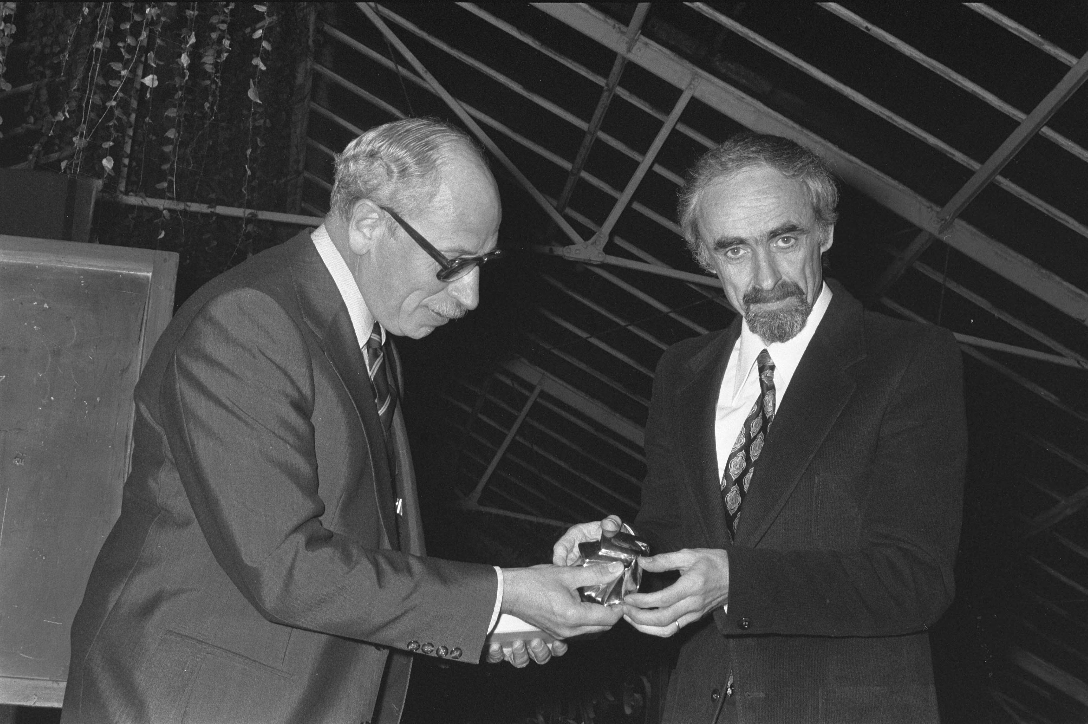 Fotocollectie Anefo — Minister Van Doorn (CRM) reikt Staatsprijs 1973 uit voor Kinder- en Jeugdliteratuur aan Paul Biegel in Wassenaar Van Doorn overhandigt een plastiek aan Biegel (r) / — Foto: Verhoeff, Bert / Anefo. Licentie: Set B: Rechtenvrij / Publiek Domein. Bron: Nationaal Archief. http://hdl.handle.net/10648/ac5ba932-d0b4-102d-bcf8-003048976d84