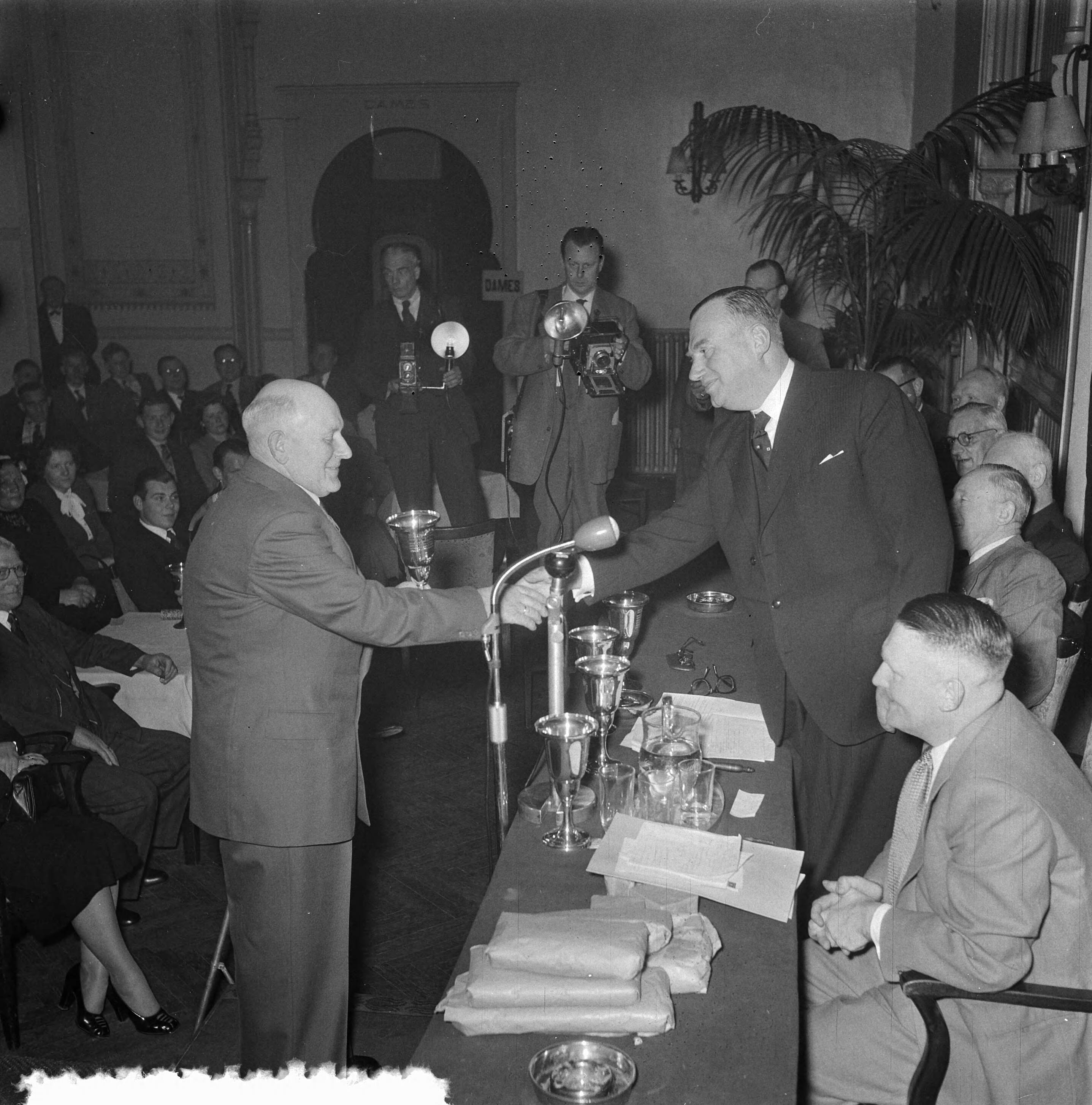 Fotocollectie Anefo — Prijsuitreiking in Den Haag voor Bedrijfschapprijzen voor best verzorgde vis — Foto: Noske, J.D. / Anefo. Licentie: Set B: Rechtenvrij / Publiek Domein. Bron: Nationaal Archief. http://hdl.handle.net/10648/a91e7d44-d0b4-102d-bcf8-003048976d84