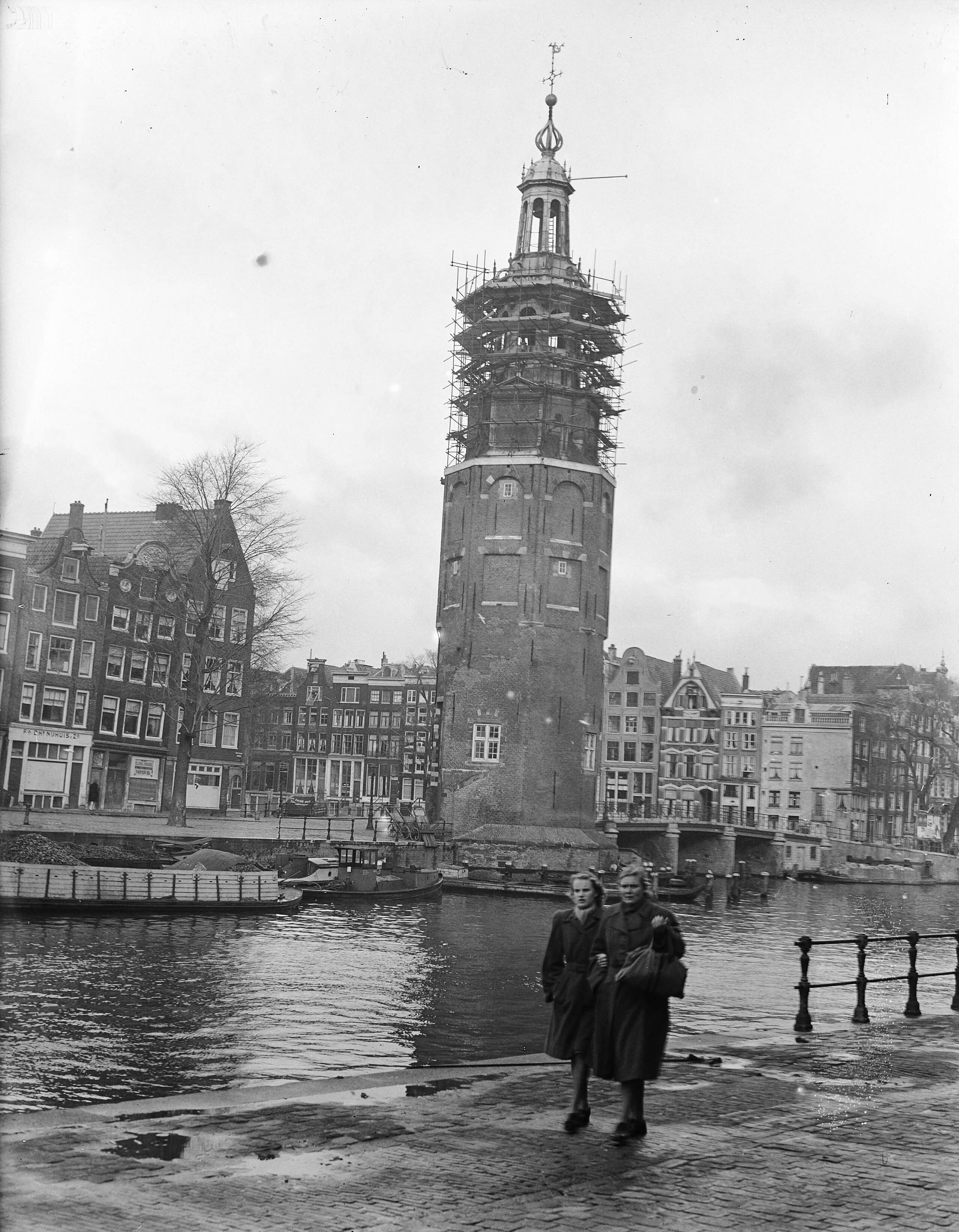 Fotocollectie Anefo — Montelbaanstoren Amsterdam in de steigers — Foto: Noske, J.D. / Anefo. Licentie: Set B: Rechtenvrij / Publiek Domein. Bron: Nationaal Archief. http://hdl.handle.net/10648/a8b011ba-d0b4-102d-bcf8-003048976d84