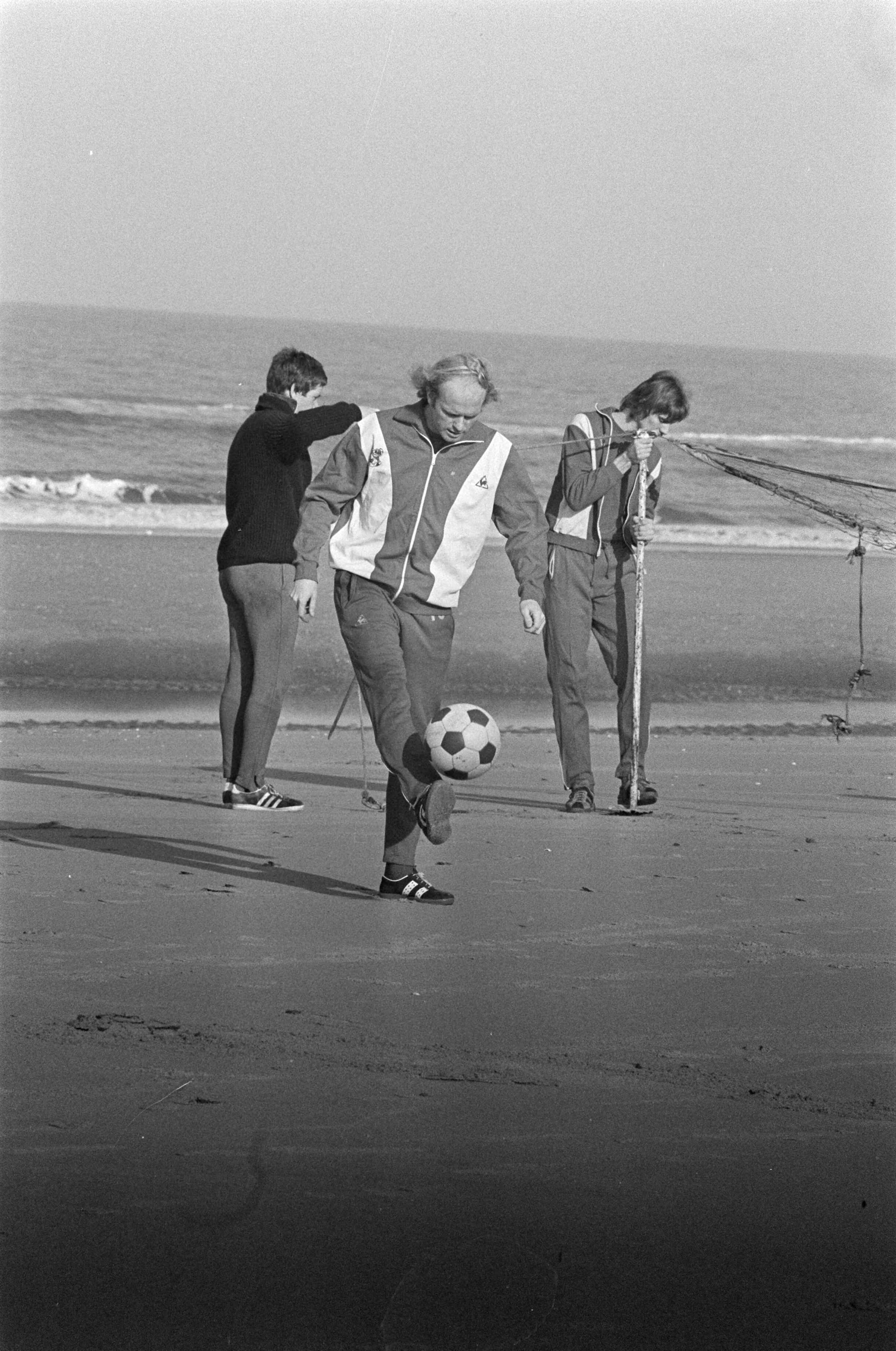Fotocollectie Anefo — Training Ajax in Wassenaar — Foto: Peters, Hans / Anefo. Licentie: Set B: Rechtenvrij / Publiek Domein. Bron: Nationaal Archief. http://hdl.handle.net/10648/ac763ae0-d0b4-102d-bcf8-003048976d84