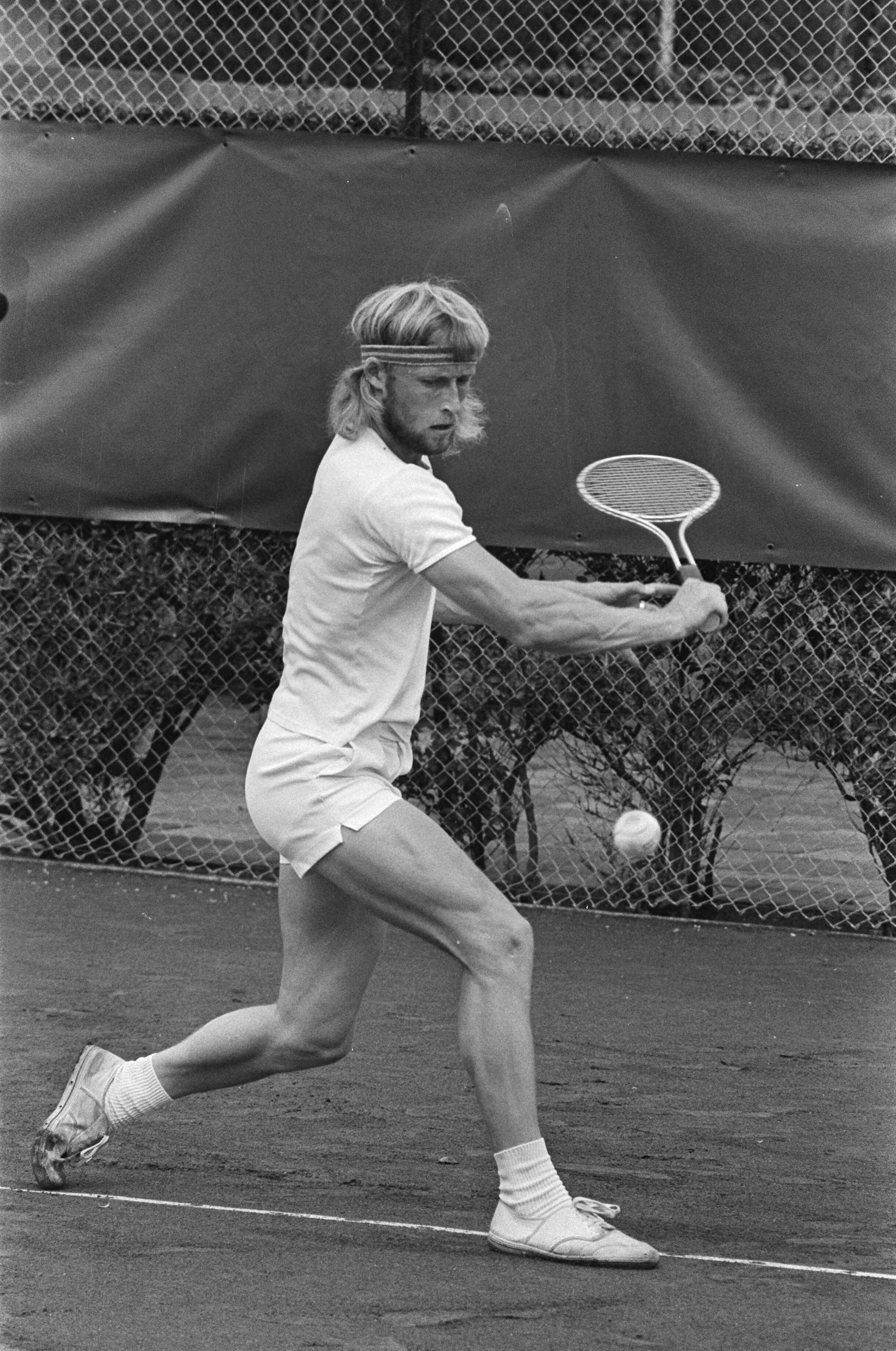 Fotocollectie Anefo — Nationale tenniskampioenschappen in Scheveningen; Constandse in actie — Foto: Peters, Hans / Anefo. Licentie: Set B: Rechtenvrij / Publiek Domein. Bron: Nationaal Archief. http://hdl.handle.net/10648/ac52954a-d0b4-102d-bcf8-003048976d84
