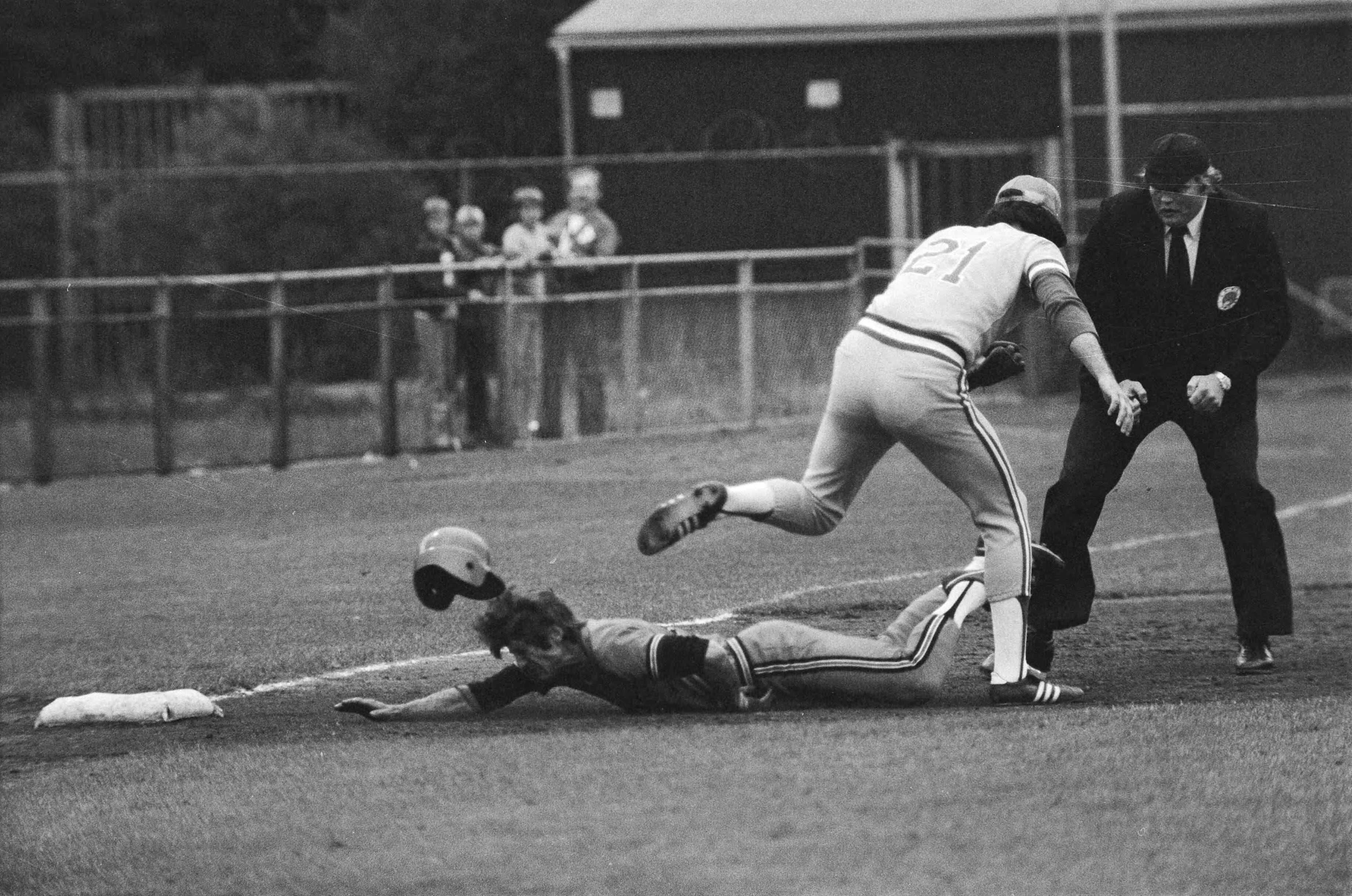 Fotocollectie Anefo — EK honkbal in Haarlem, Nederland tegen Italie; Arnold Smith (l) van Nederland gaat uit op het derde honk, de Italiaan Alfieri (m) tikt hem uit. Scheidsrechter Fred van Groningen Schinkel — Foto: Suyk, Koen / Anefo. Licentie: Set B: Rechtenvrij / Publiek Domein. Bron: Nationaal Archief. http://hdl.handle.net/10648/aca03dcc-d0b4-102d-bcf8-003048976d84