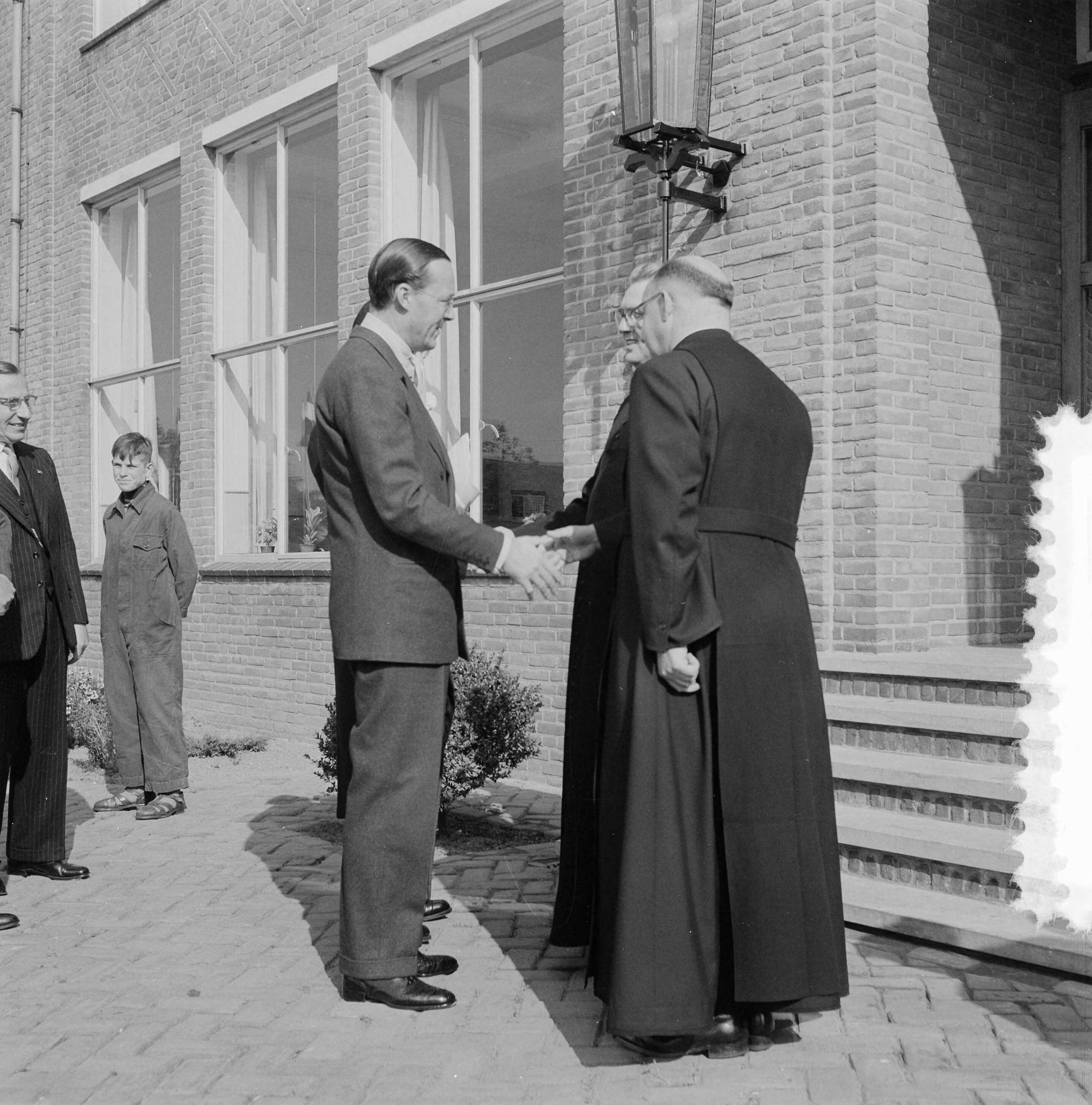 Prins Bernhard bezoekt West-Brabant — Prins Bernhard bezoekt industriegebied Etten-Leur. Bezoek aan ambachtsschool — Foto: Noske, J.D. / Anefo. Licentie: Set B: Rechtenvrij / Publiek Domein. Bron: Nationaal Archief. http://hdl.handle.net/10648/a93c11ce-d0b4-102d-bcf8-003048976d84