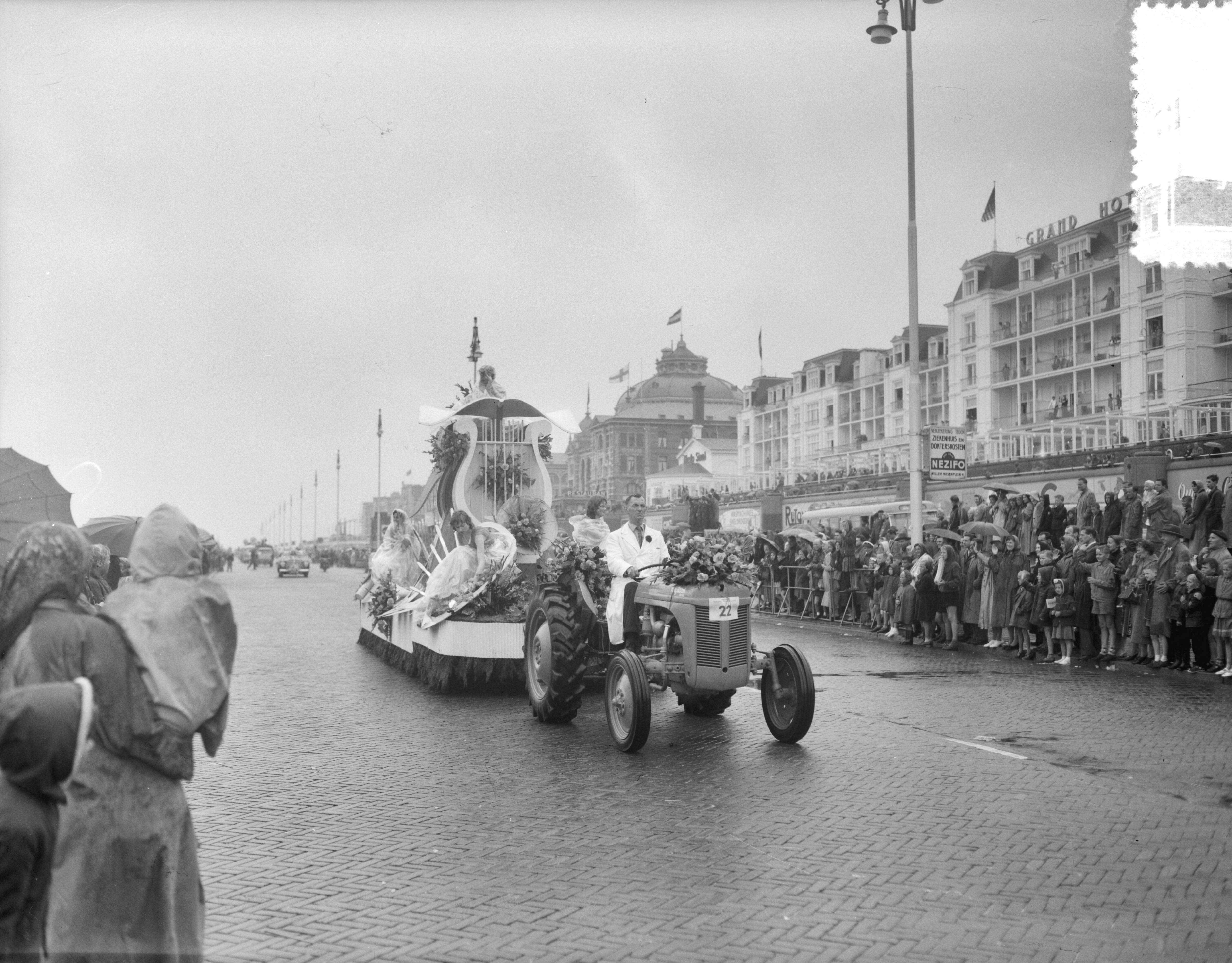 Fotocollectie Anefo — Bloemencorso op de boulevard van Scheveningen. Praalwagen met Haagse bloemenkoningin Amanda — Foto: Bilsen, Joop van / Anefo. Licentie: Set B: Rechtenvrij / Publiek Domein. Bron: Nationaal Archief. http://hdl.handle.net/10648/a94d4516-d0b4-102d-bcf8-003048976d84