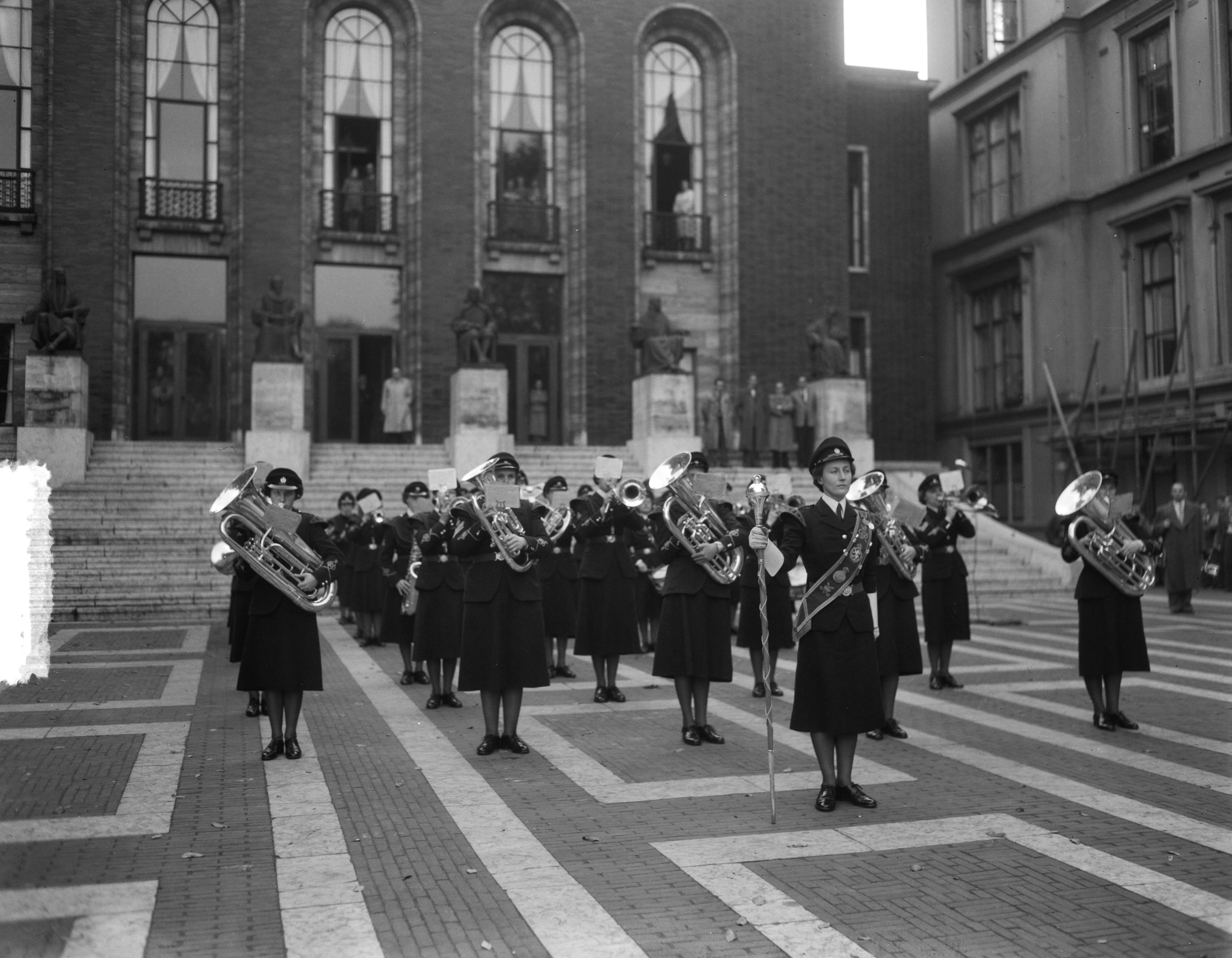 Fotocollectie Anefo — Bezoek muziekkorps van Womans Royal Army Corps (WRAC) aan Den Haag — Foto: Duinen, G.W. van / Anefo. Licentie: Set B: Rechtenvrij / Publiek Domein. Bron: Nationaal Archief. http://hdl.handle.net/10648/a91625ea-d0b4-102d-bcf8-003048976d84