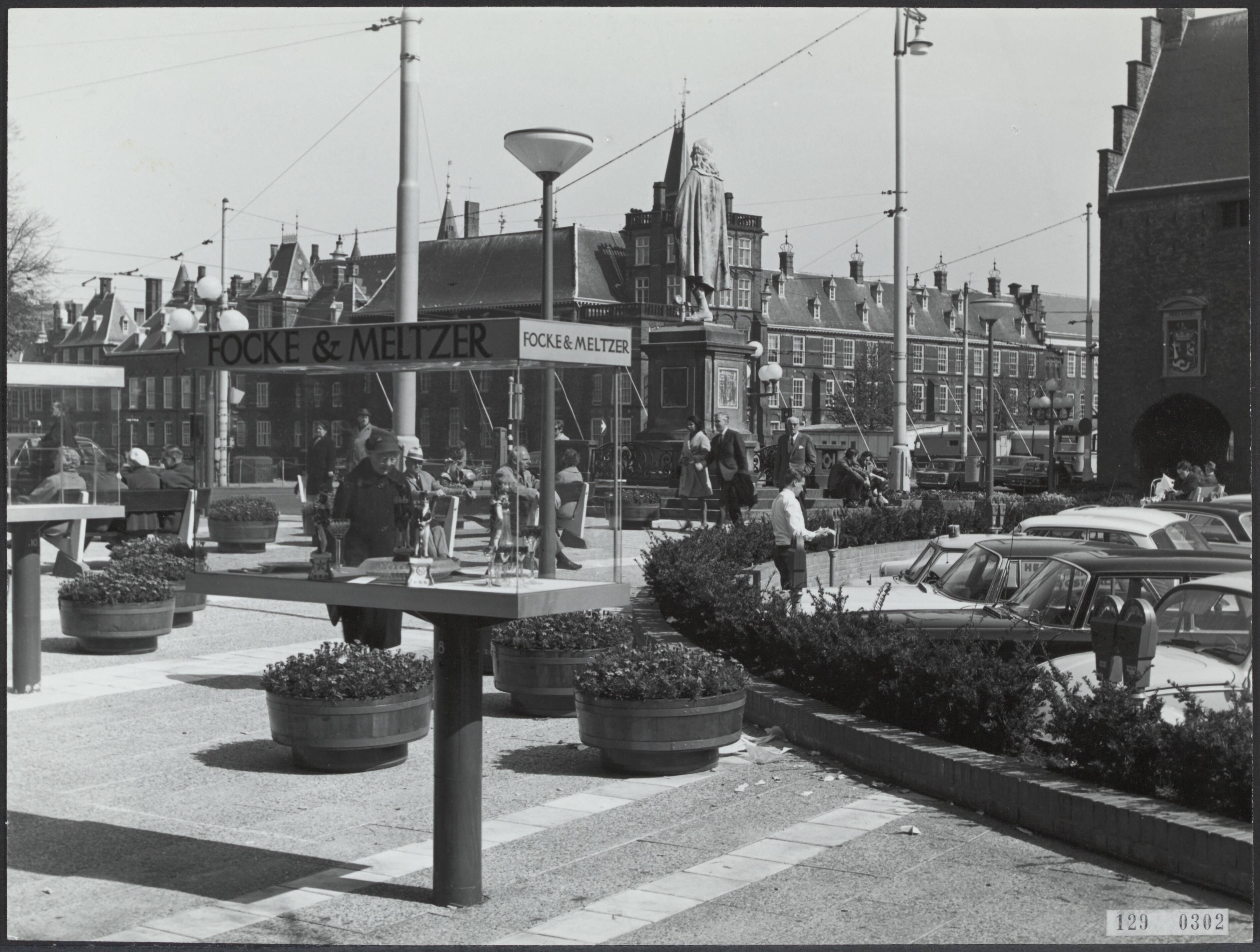 Steden [RVD] — De Plaats in Den Haag, met bloembakken — Foto: Fotodienst Gemeente Den Haag. Licentie: Set B: Rechtenvrij / Publiek Domein. Bron: Nationaal Archief. http://hdl.handle.net/10648/af4615ce-d0b4-102d-bcf8-003048976d84