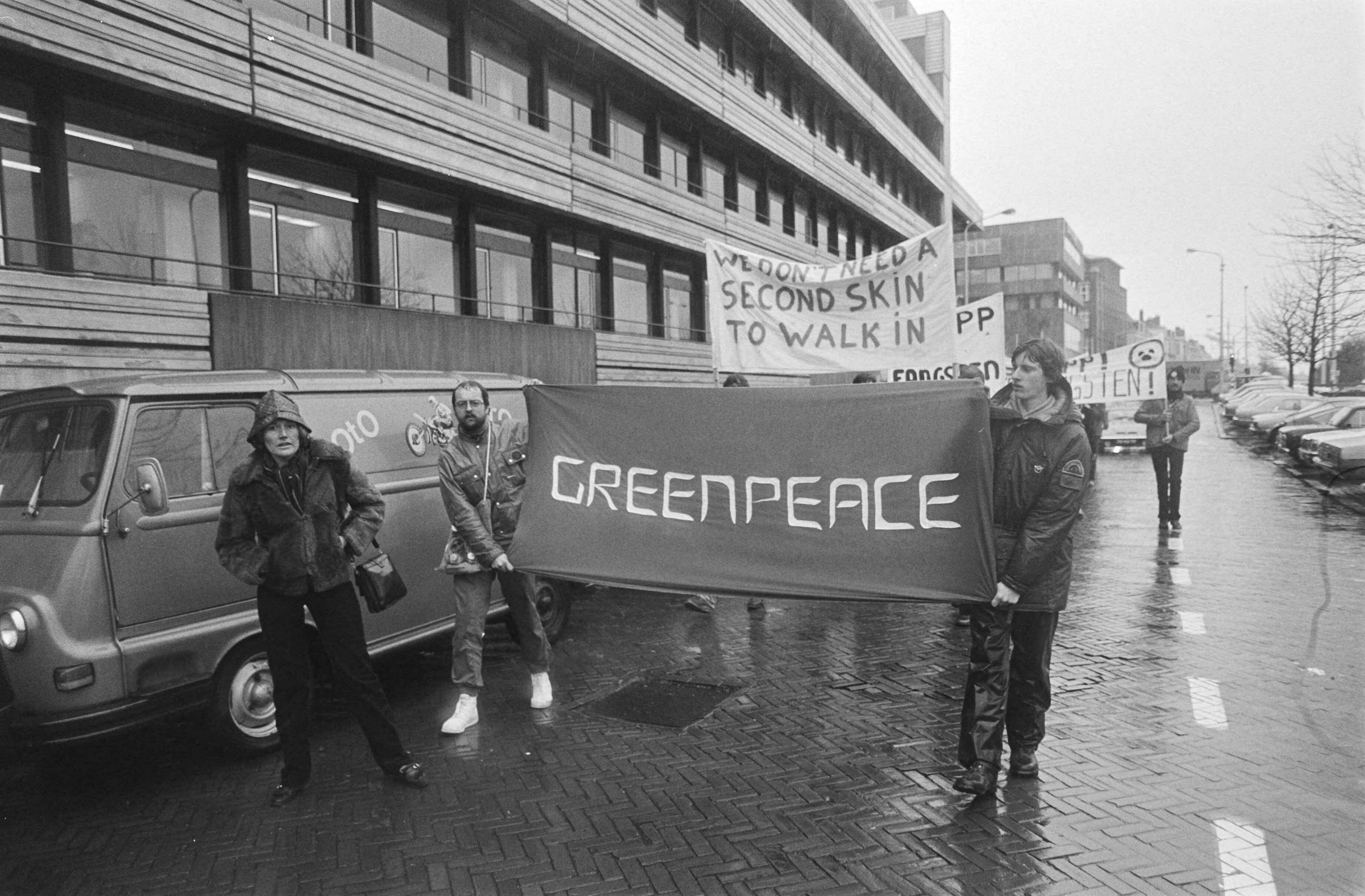Fotocollectie Anefo — Leden Greenpeace en WNF bieden bij Noorse Ambassade in Den Haag petitie aan uit protest tegen jacht op klapmuts en zadelrobben bij New Foundland — Foto: Dijk, Hans van / Anefo. Licentie: Set B: Rechtenvrij / Publiek Domein. Bron: Nationaal Archief. http://hdl.handle.net/10648/acf6bc10-d0b4-102d-bcf8-003048976d84