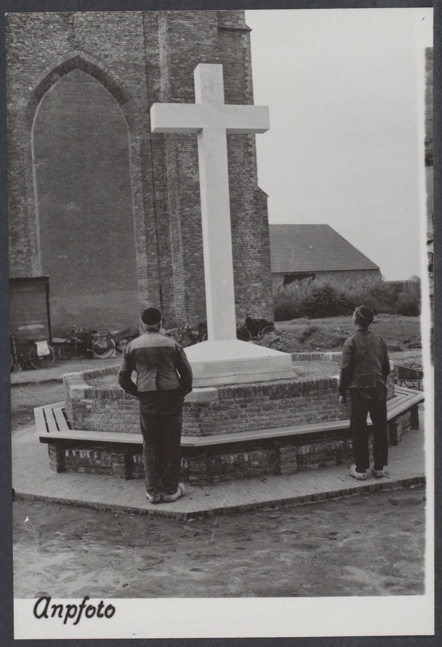 Westkapelle. Raid op de wijk van - 1944 — Zaterdag a.s. zal de burgemeester van Westkapelle, mr. M. Tydeman, aan de voet van de vuurtoren te Westkapelle een gedenksteen onthullen ter nagedachtenis aan de ruim 160 slachtoffers van het bombardement op 3 oktober 1944 en de beschieting uit zee op 1 november. Het grote kruis draag als teks "Wij zijn verlost. Maar 't heeft uw dood gekost" — Foto: ANP / RVD of rechtenvrij. Licentie: Set B: Rechtenvrij / Publiek Domein. Bron: Nationaal Archief. http://hdl.handle.net/10648/ee22f4ae-cbe2-2f83-eb88-85dc099f6ab2
