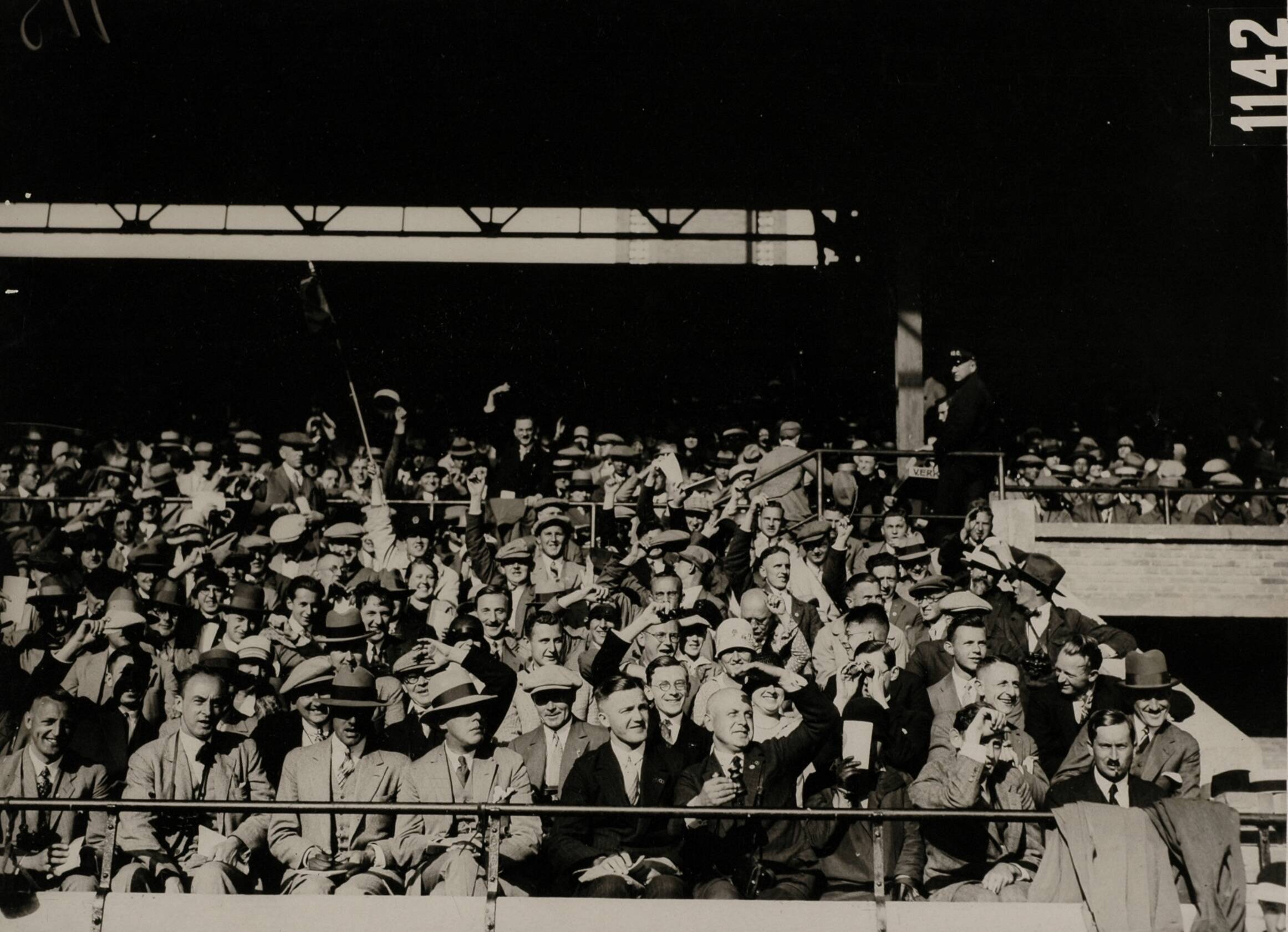 Sport — Sport. Olympische Spelen 1928 Amsterdam, Nederland : Toeschouwers kijken op de tribune van het olympisch stadion tegen de zon in. — Foto: Fotograaf Onbekend / Algemeen Fotobureau Amsterdam / Spaarnestad Photo (05887). Licentie: Set B: Rechtenvrij / Publiek Domein. Bron: Nationaal Archief. http://hdl.handle.net/10648/35429da6-d56d-a382-e063-6df0900a6686