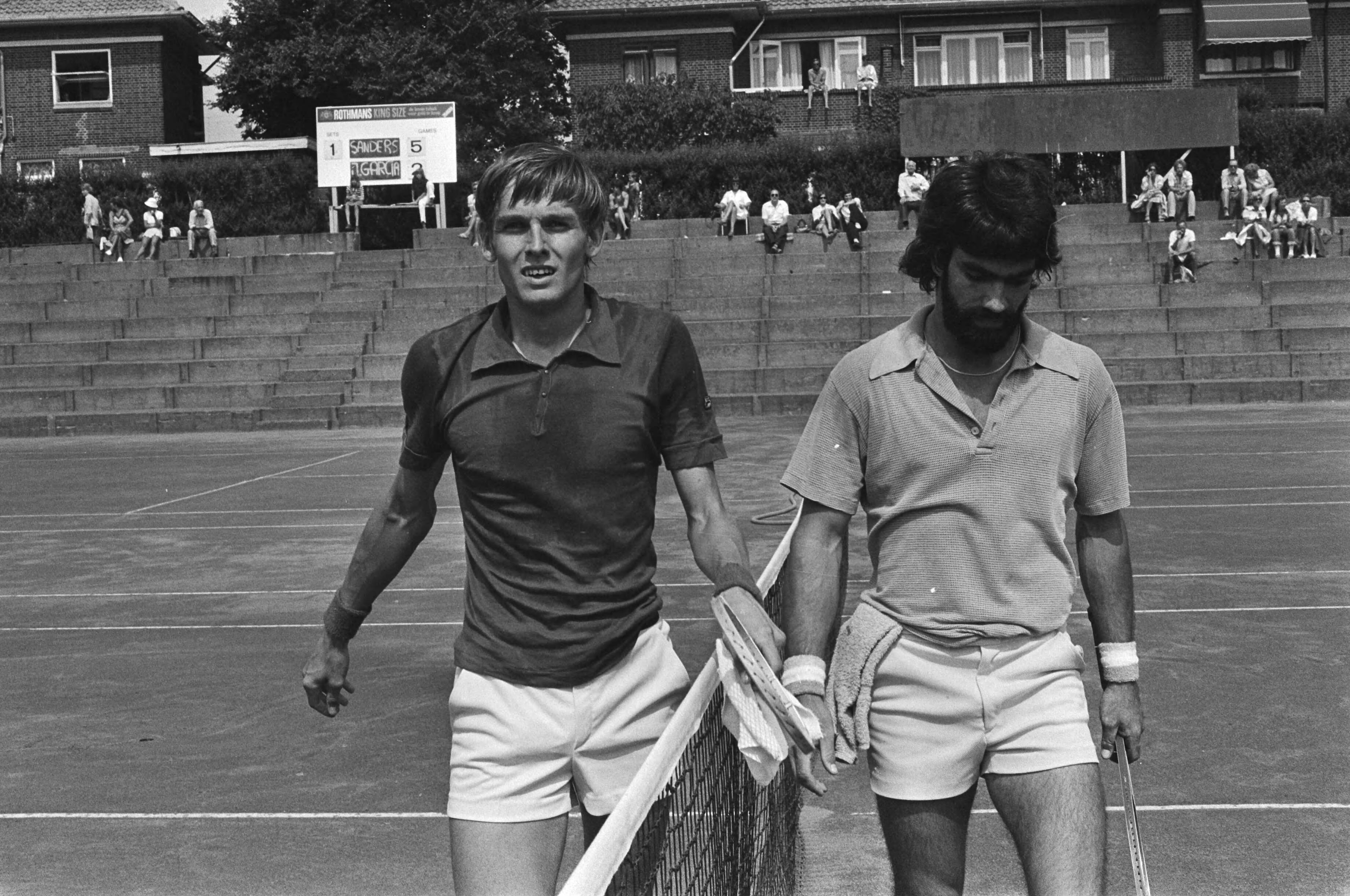 Fotocollectie Anefo — Tennis; Metz-banen Scheveningen, Sanders en Garcia (na afloop) en bekeruitreiking koppen — Foto: Mieremet, Rob / Anefo. Licentie: Set B: Rechtenvrij / Publiek Domein. Bron: Nationaal Archief. http://hdl.handle.net/10648/ac87ffd2-d0b4-102d-bcf8-003048976d84