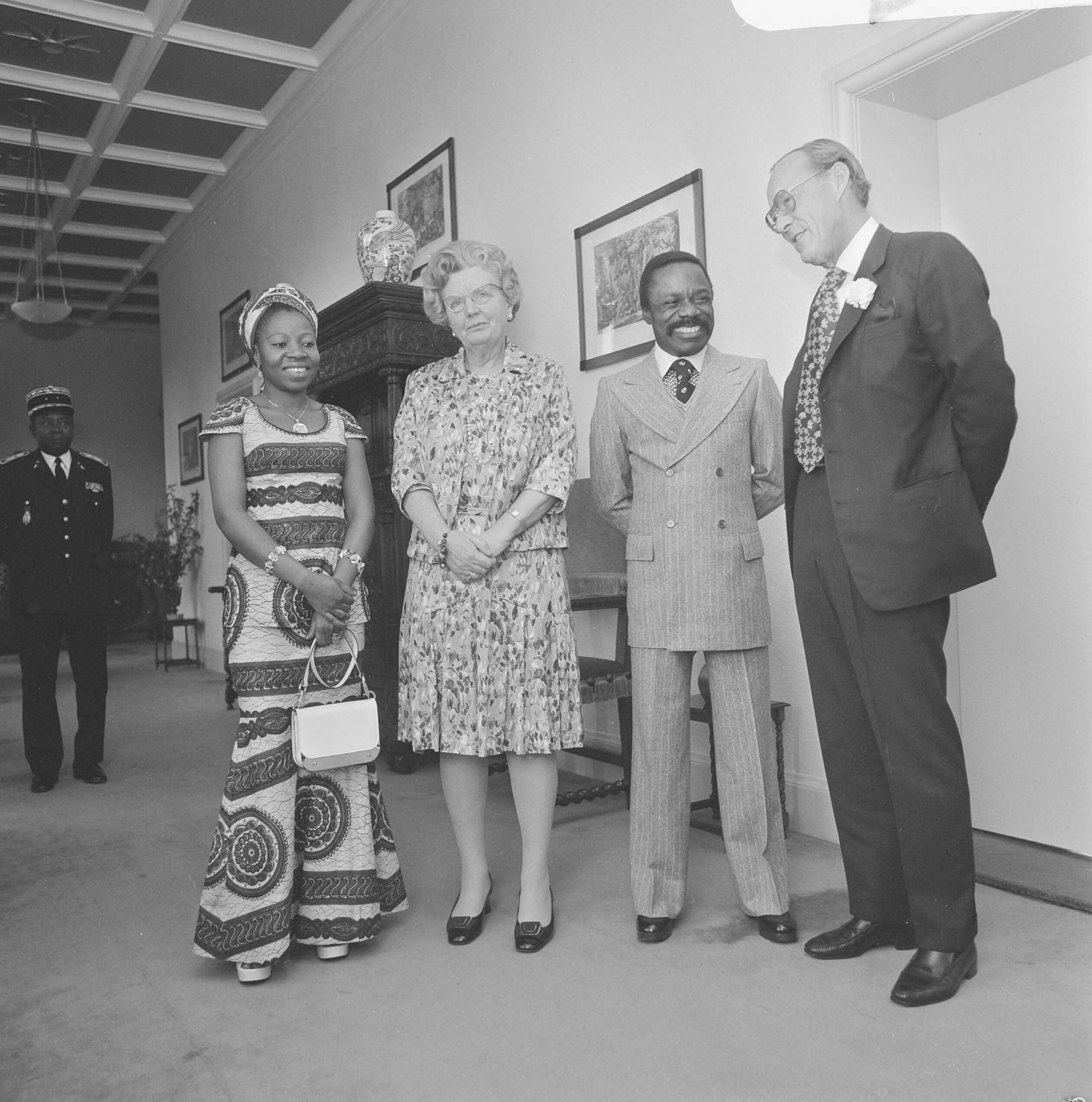 Koningin Juliana en prins Bernhard ontvangen president Omar Bongo van Gabon en zijn echtgenote op paleis Soestdijk — V.l.n.r. mevrouw Bongo, koningin Juliana, president Bongo en prins Bernhard — Foto: Mieremet, Rob / Anefo. Licentie: Set B: Rechtenvrij / Publiek Domein. Bron: Nationaal Archief. http://hdl.handle.net/10648/ac2c3ac6-d0b4-102d-bcf8-003048976d84
